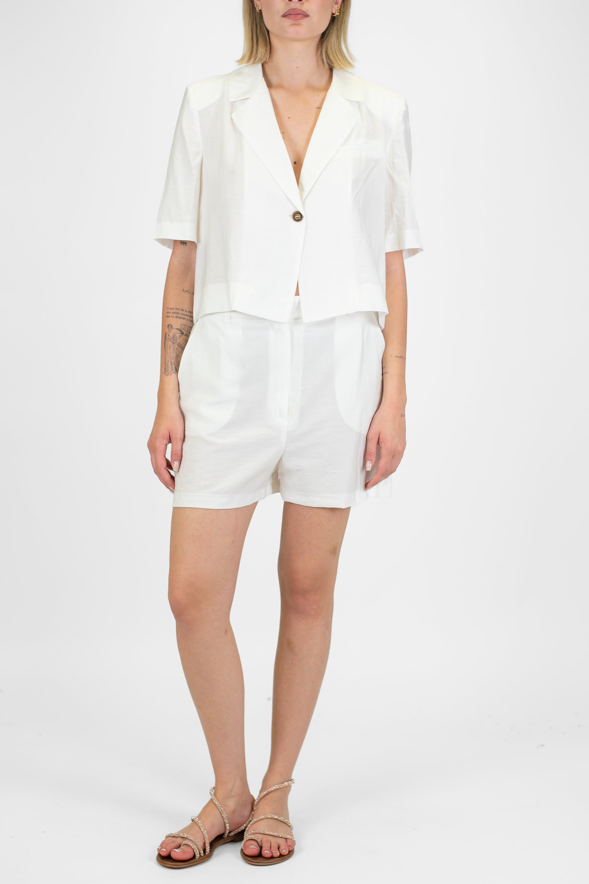 Tensione in - Coordinato in viscosa leggera con giacca crop sfoderata mezzamanica e bermuda