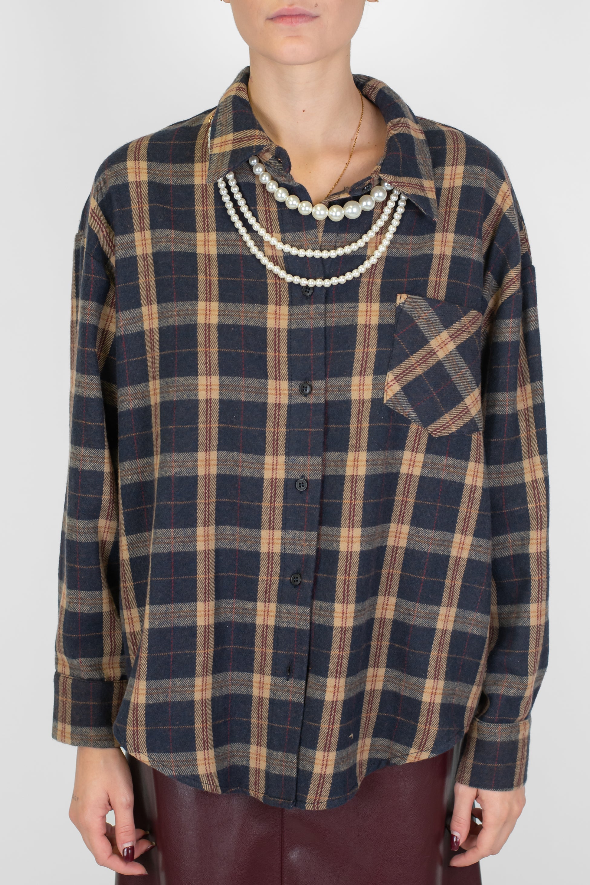 Tensione in - Camicia over fantasia quadri con taschino e collana