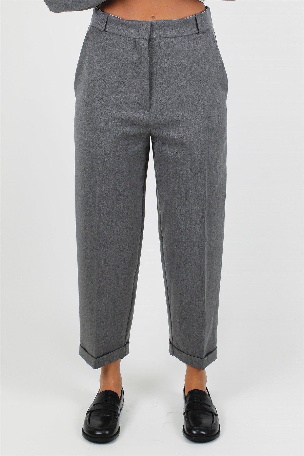 Pantalone regular con doppia pinces sul retro e risvolto Maryley.
Composizione: 77%PL 17%VI 6%EA
