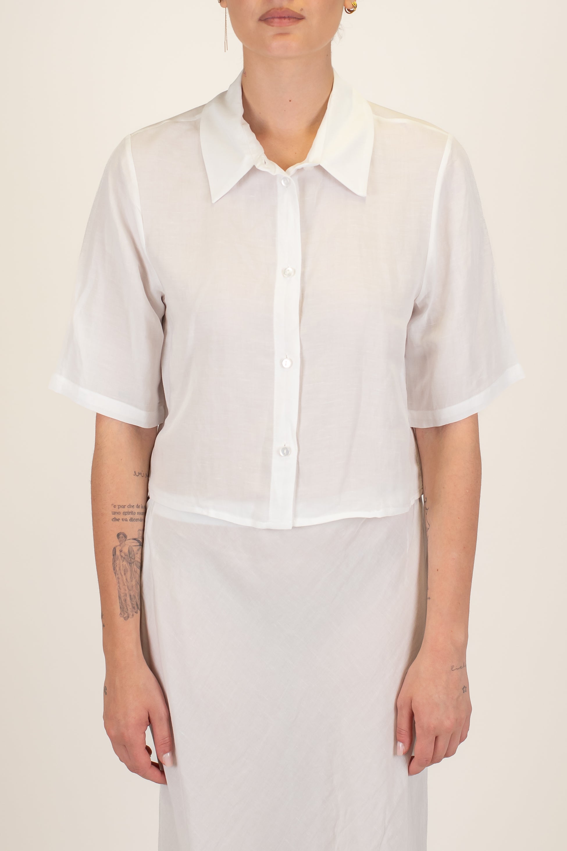 Tensione in - Coordinato in misto viscosa e lino con camicia crop mezzamanica e gonna con elastico in vita