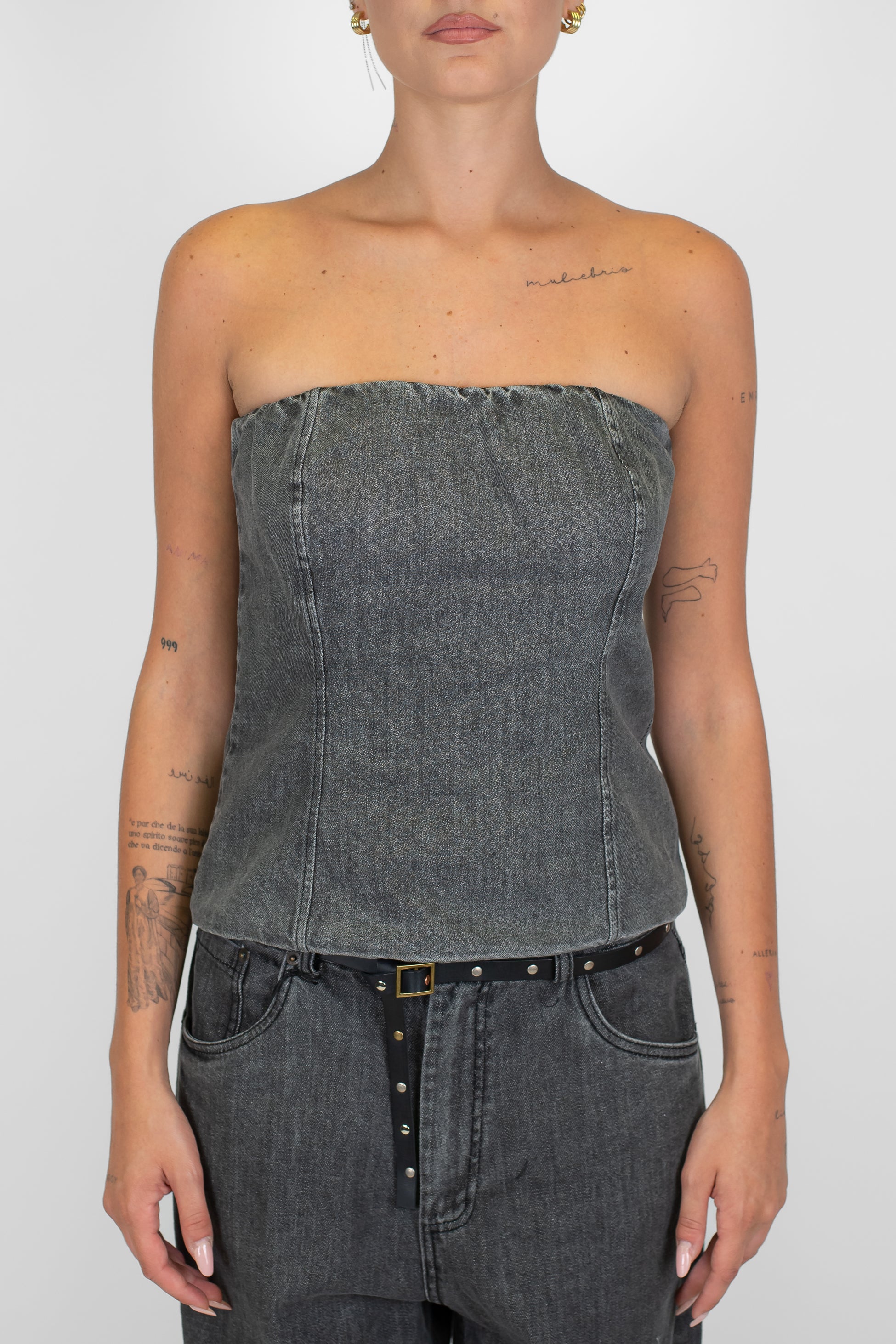 Tensione in - Top a fascia in denim lavaggio scuro con elastico sul retro