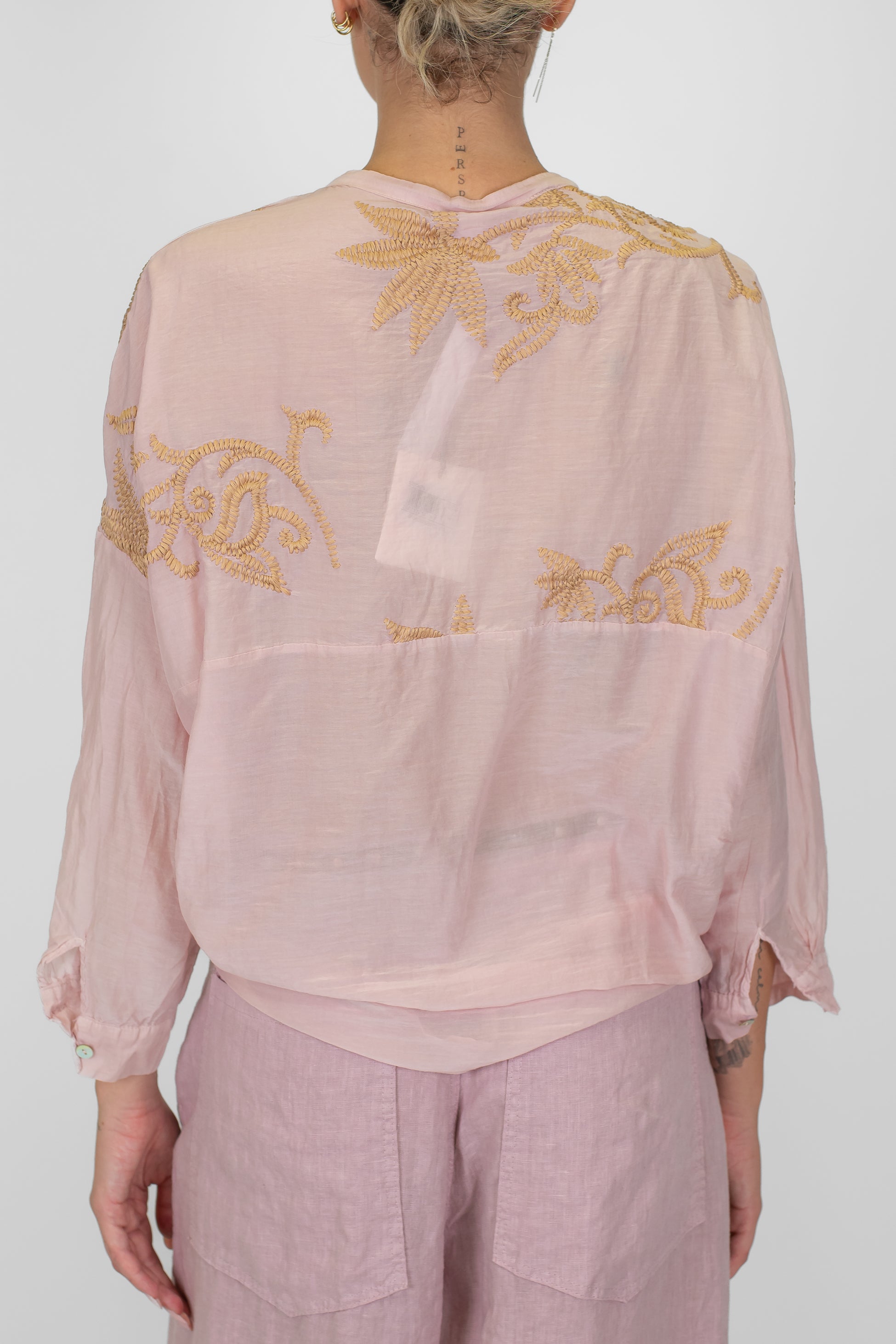 Tensione in - Camicia in misto seta con ricami a contrasto e collo coreano