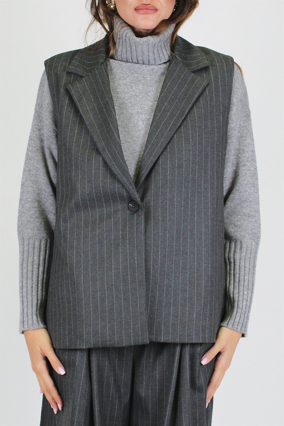 Tensione in - Gilet gessato con chiusura ad un bottone