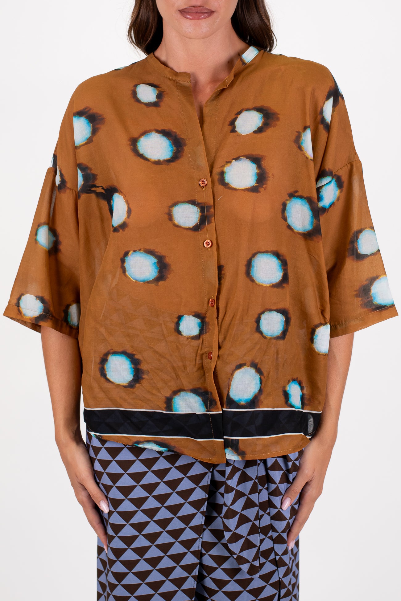 Tensione in - Camicia fantasia macchie in mussola di cotone con collo coreano e manica tre quarti
