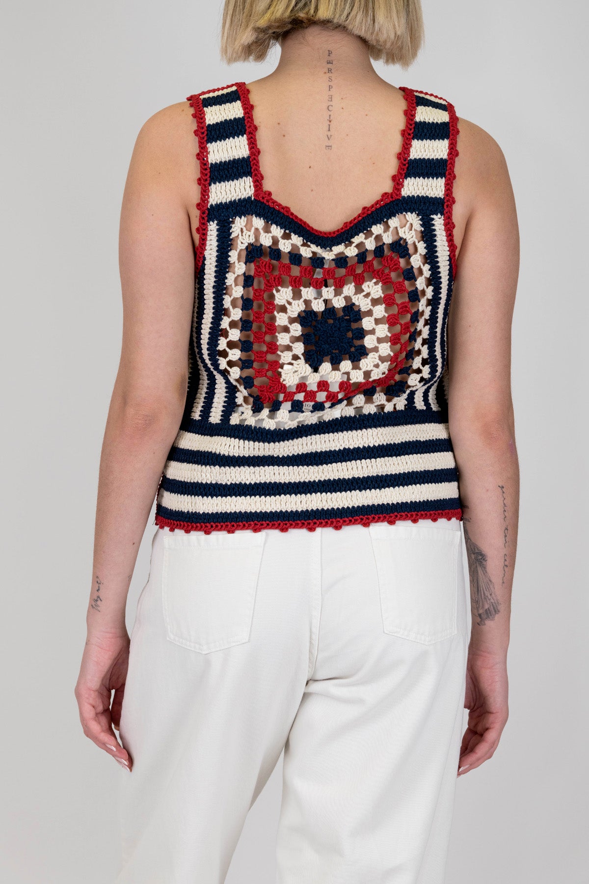 Tensione in - Top crochet a righe con colori a contrasto