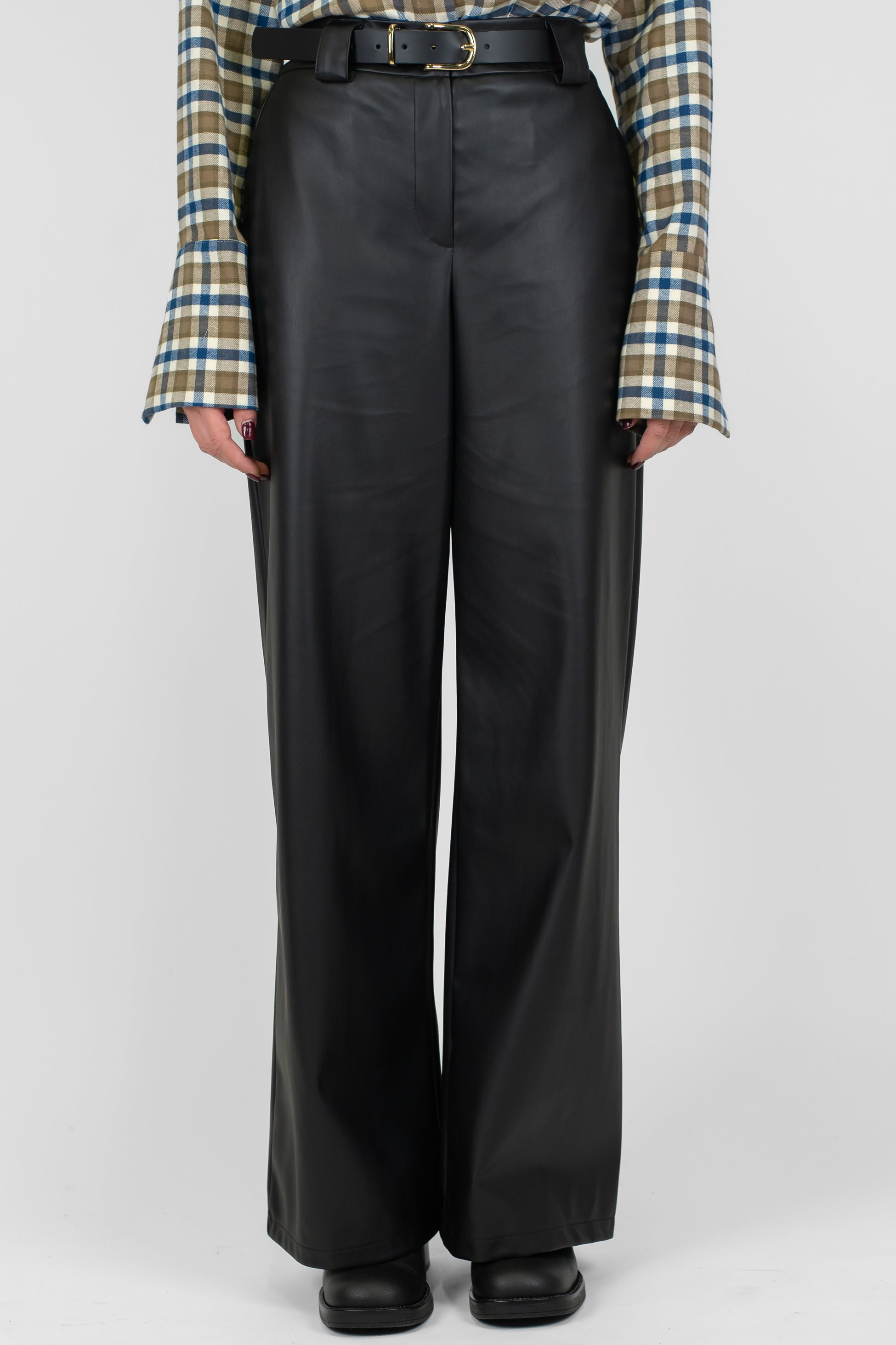 Tensione in - Pantalone palazzo in ecopelle con elastico dietro