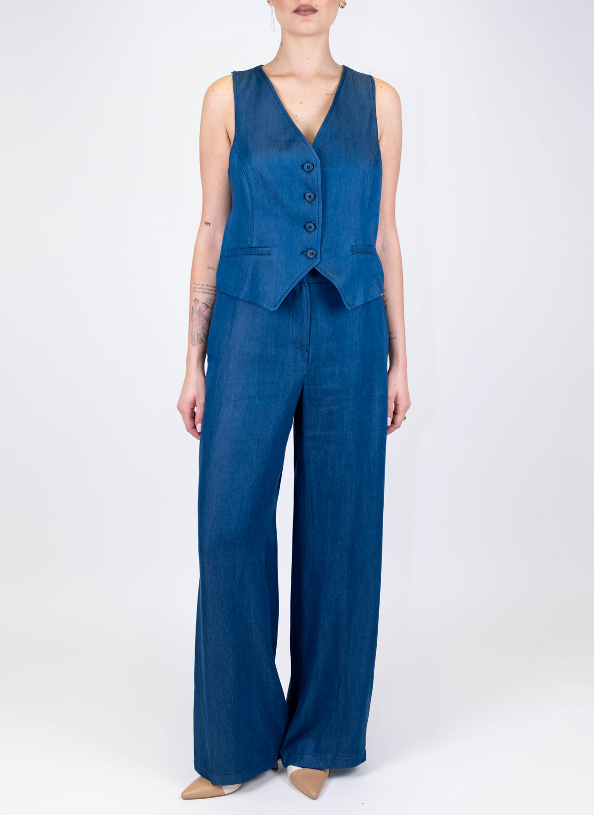 Tensione in - Coordinato gilet e pantalone palazzo effetto denim con elastico sul retro