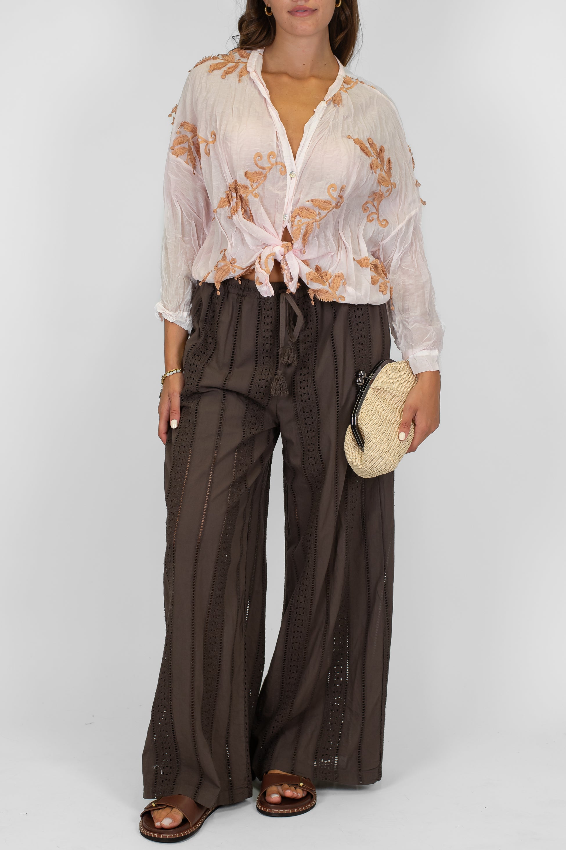 Tensione in - Camicia in misto seta con ricami a contrasto e collo coreano