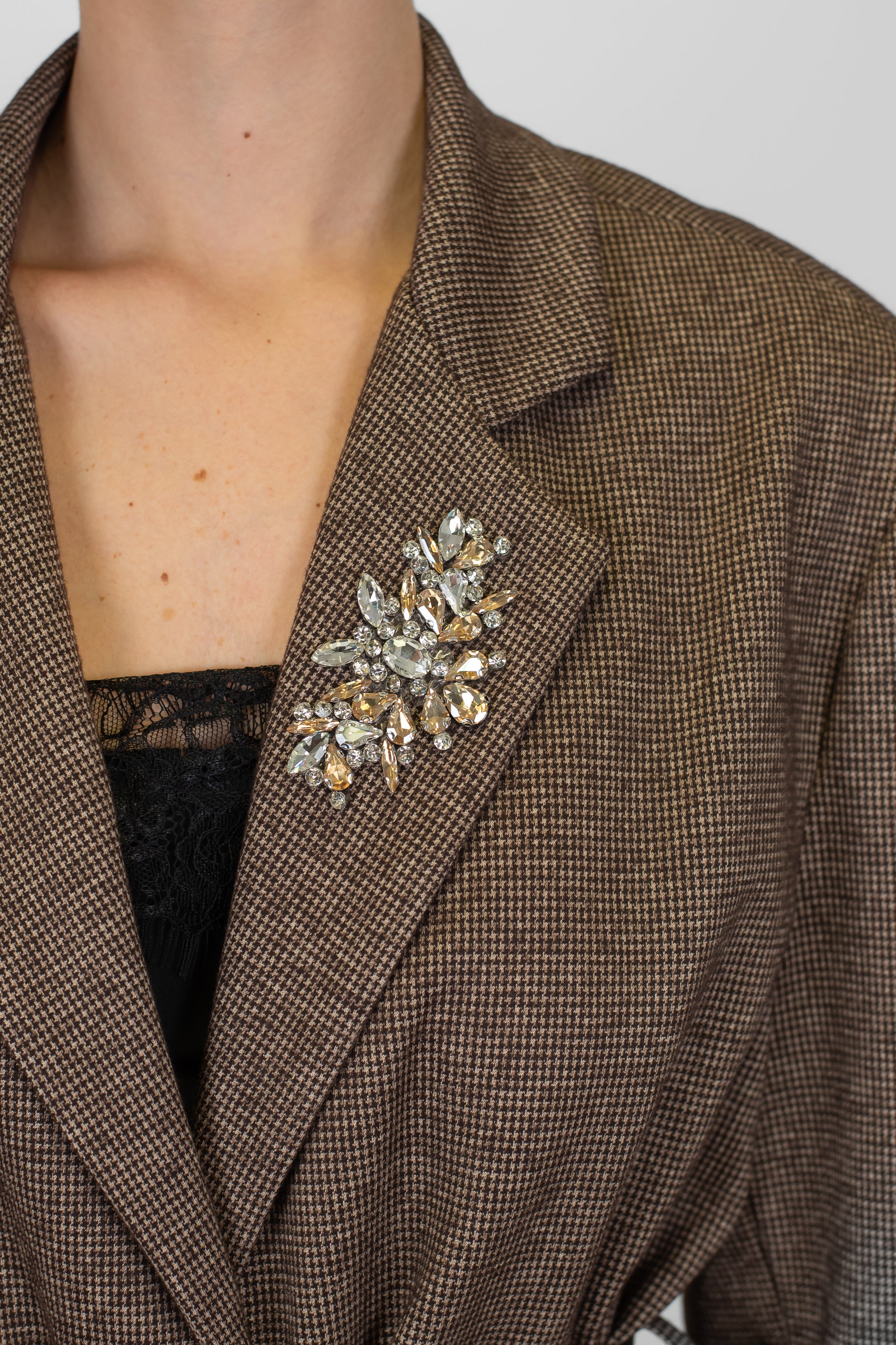 Dixie - Giacca monopetto fantasia quadretti con spalline, spille gioiello e cintura in vita