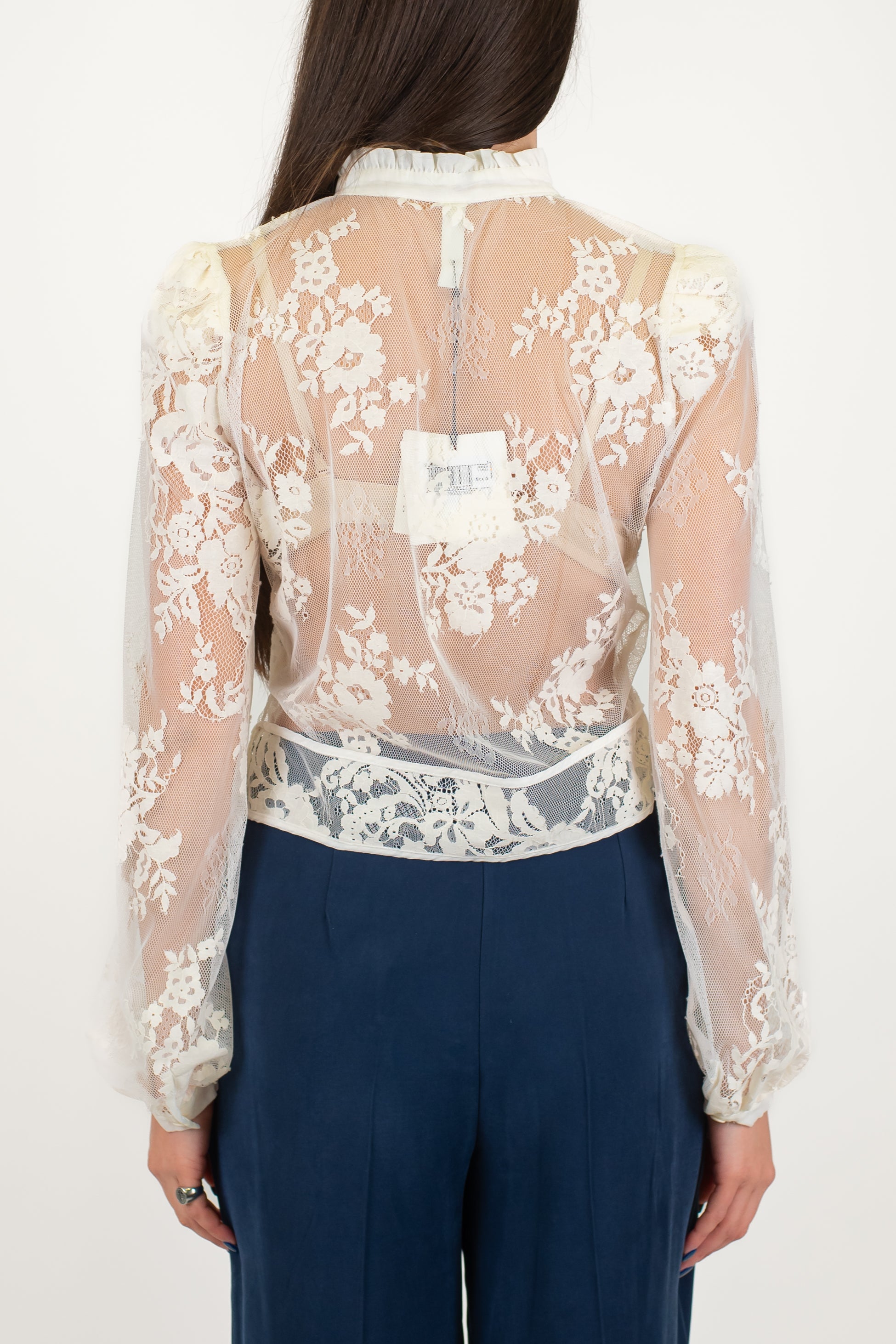 Tensione in - Camicia crop con ricami in pizzo e chiusura alamari