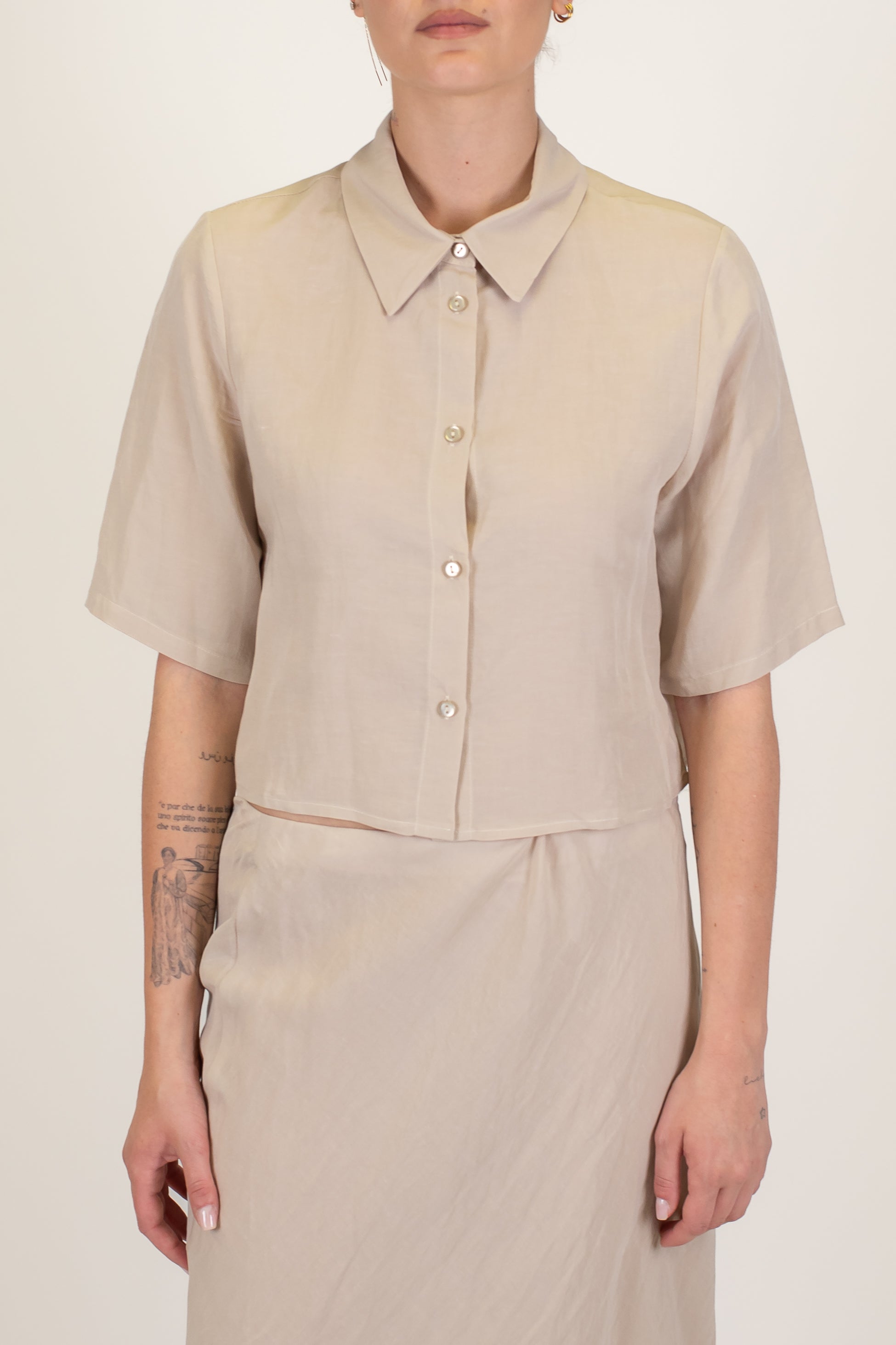 Tensione in - Coordinato in misto viscosa e lino con camicia crop mezzamanica e gonna con elastico in vita