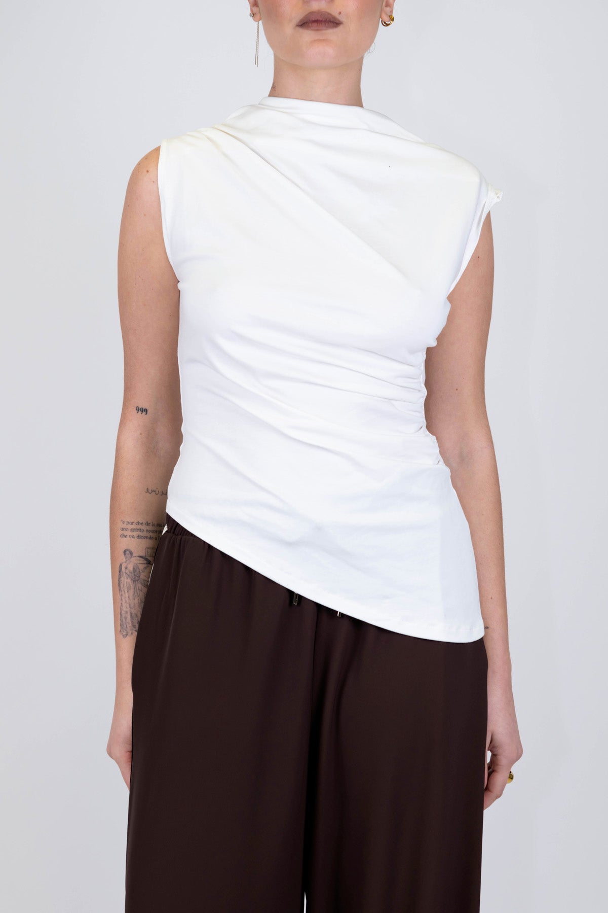 Tensione in - T-shirt con scollo drappeggiato