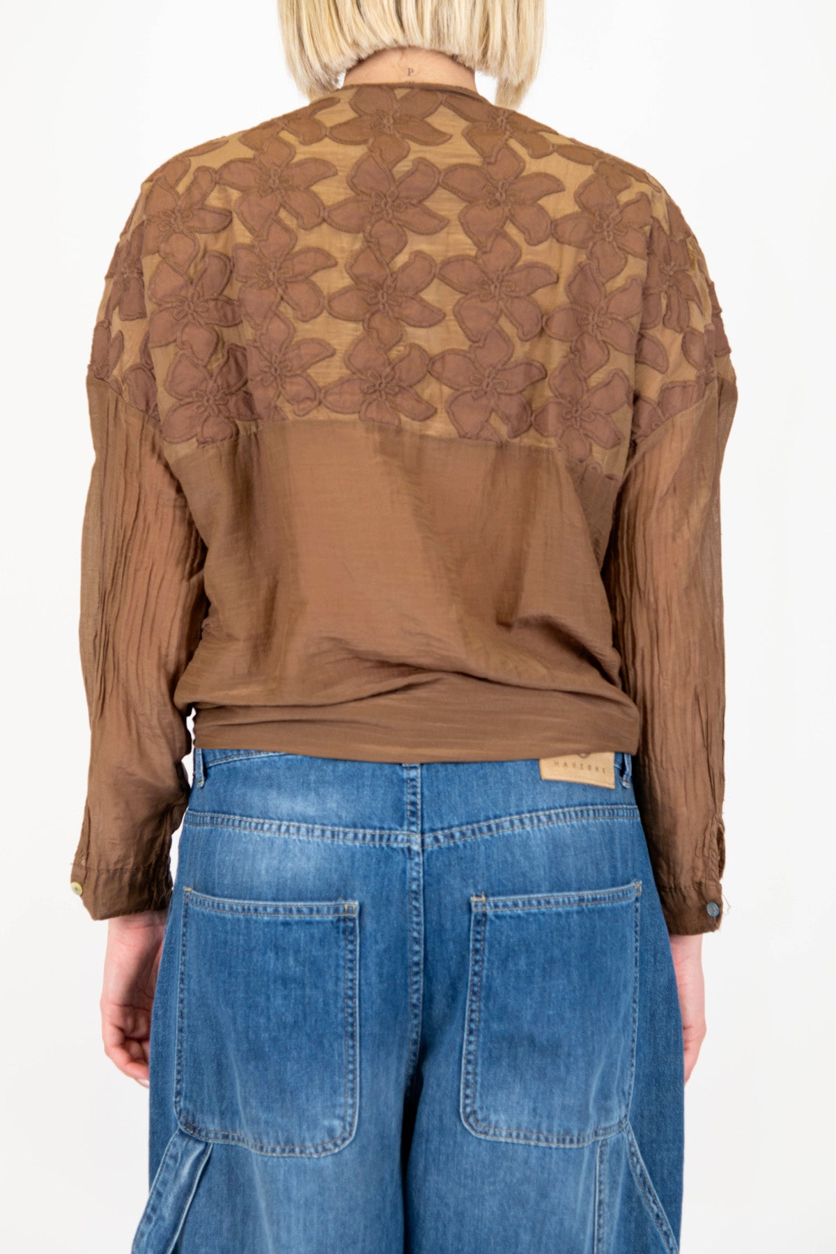 Tensione in - Camicia fantasia floreale ricamata in misto seta, con nodo sul fondo