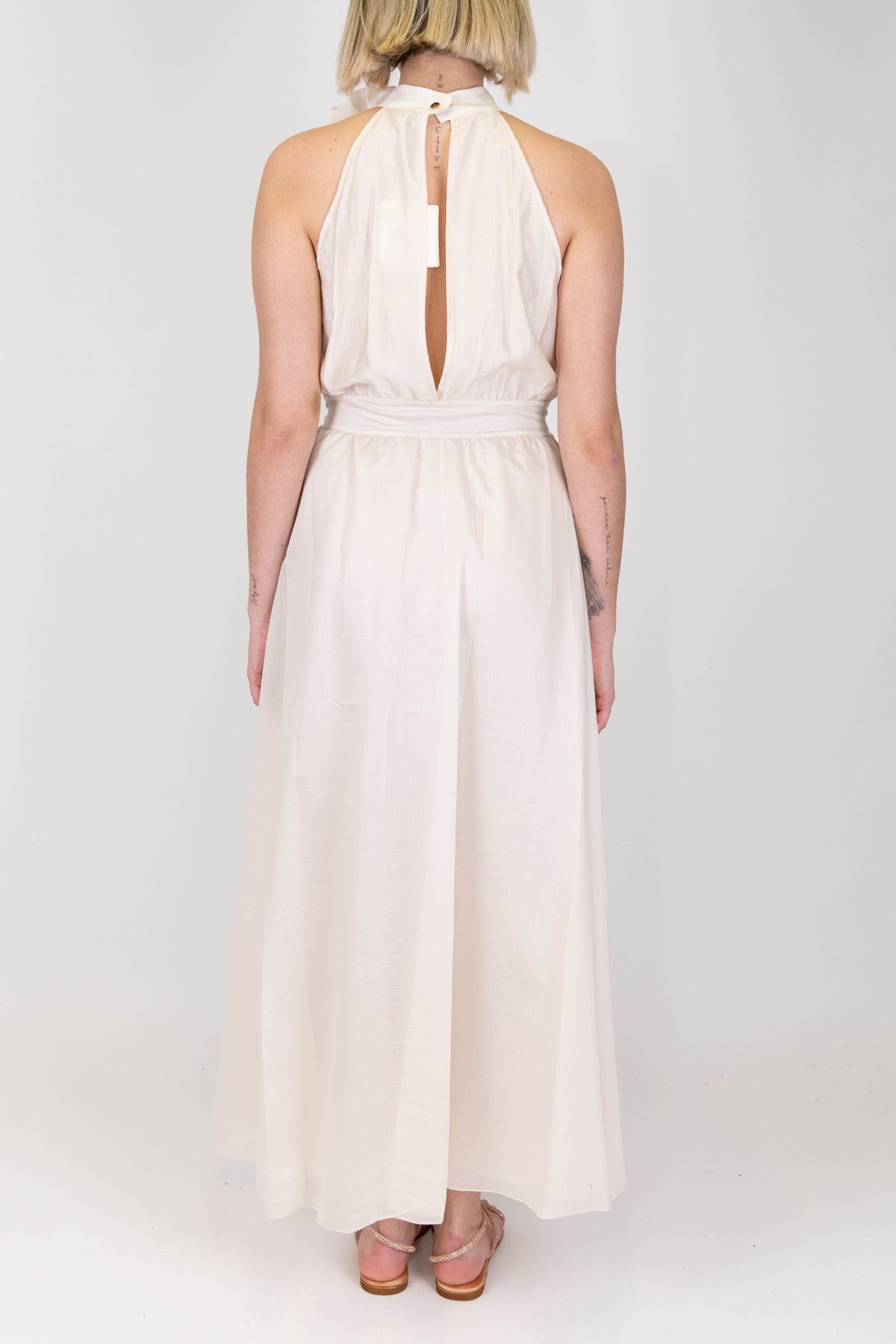 Tensione in - Abito lungo in lyocell con allaccio al collo con fiore e cintura in tessuto