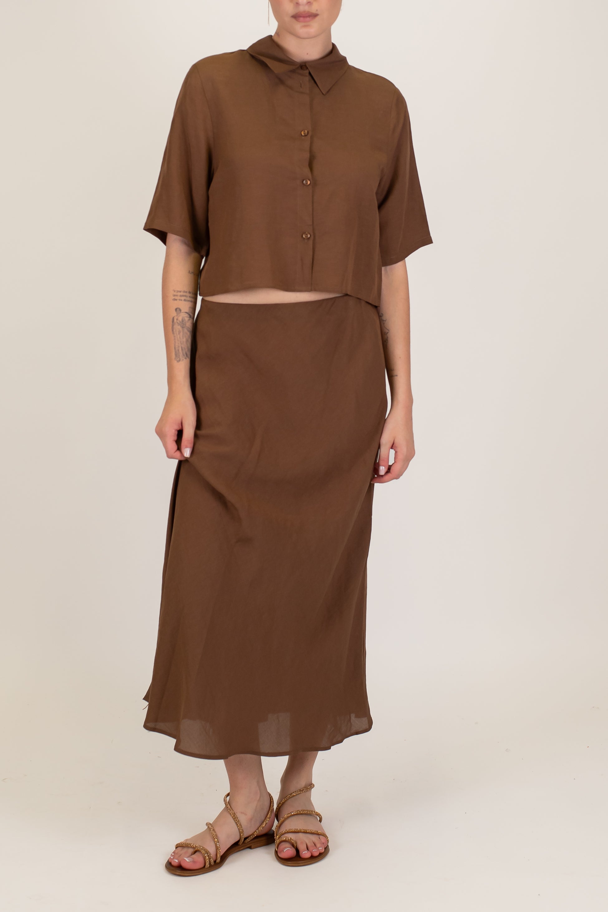 Tensione in - Coordinato in misto viscosa e lino con camicia crop mezzamanica e gonna con elastico in vita