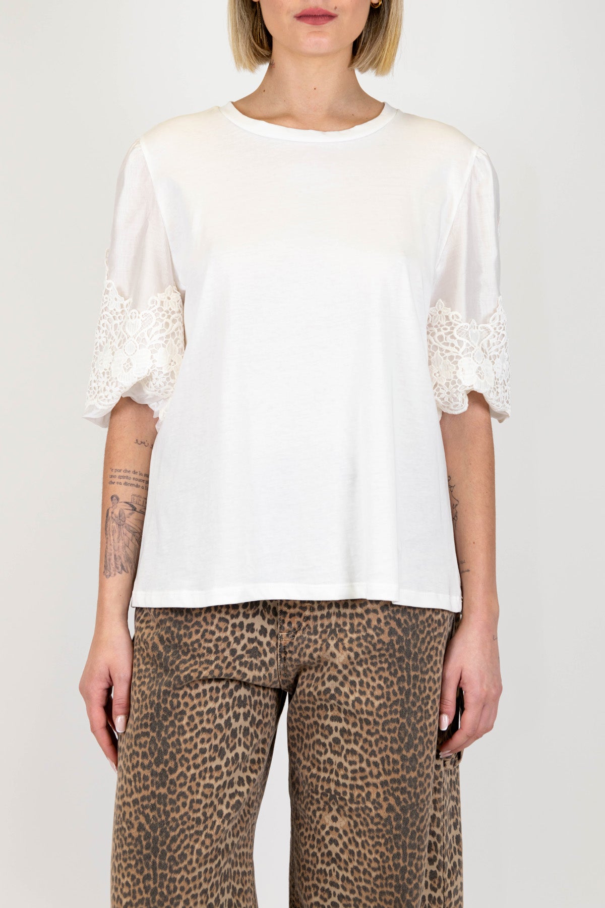 Tensione in - T-shirt con manica crochet