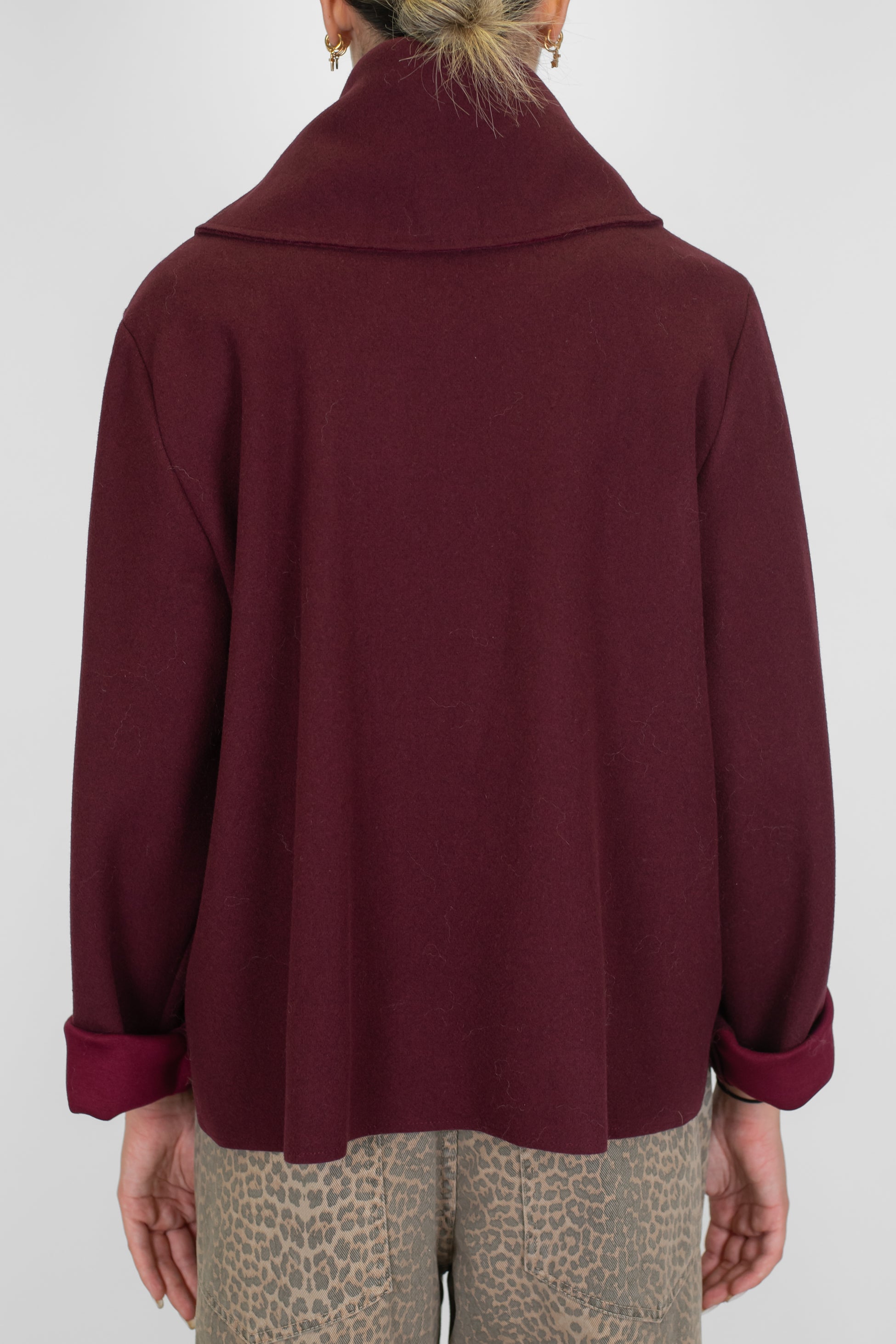 Tensione in - Cappetta doppiopetto in panno con cappuccio