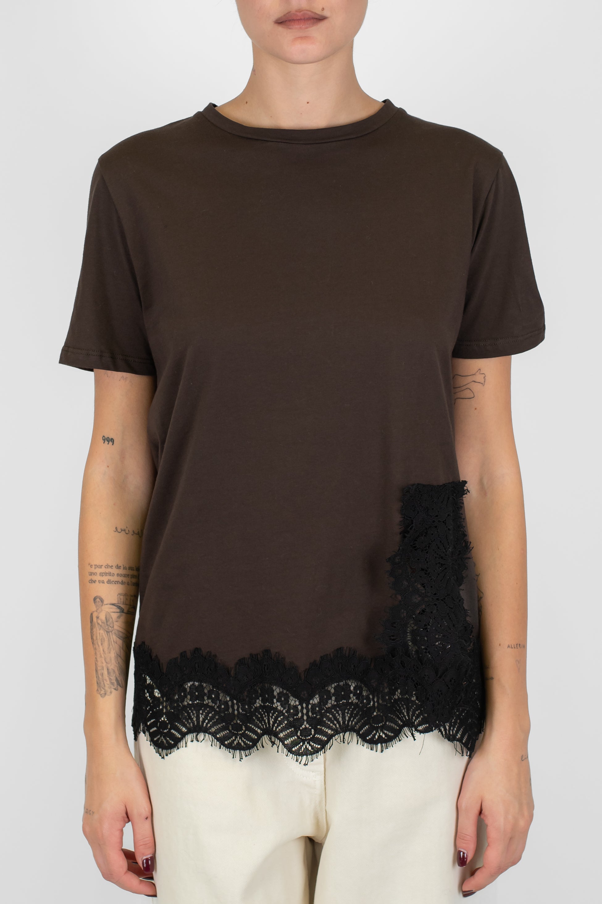 Tensione in - T-shirt con spacco e orlo in pizzo tono su tono