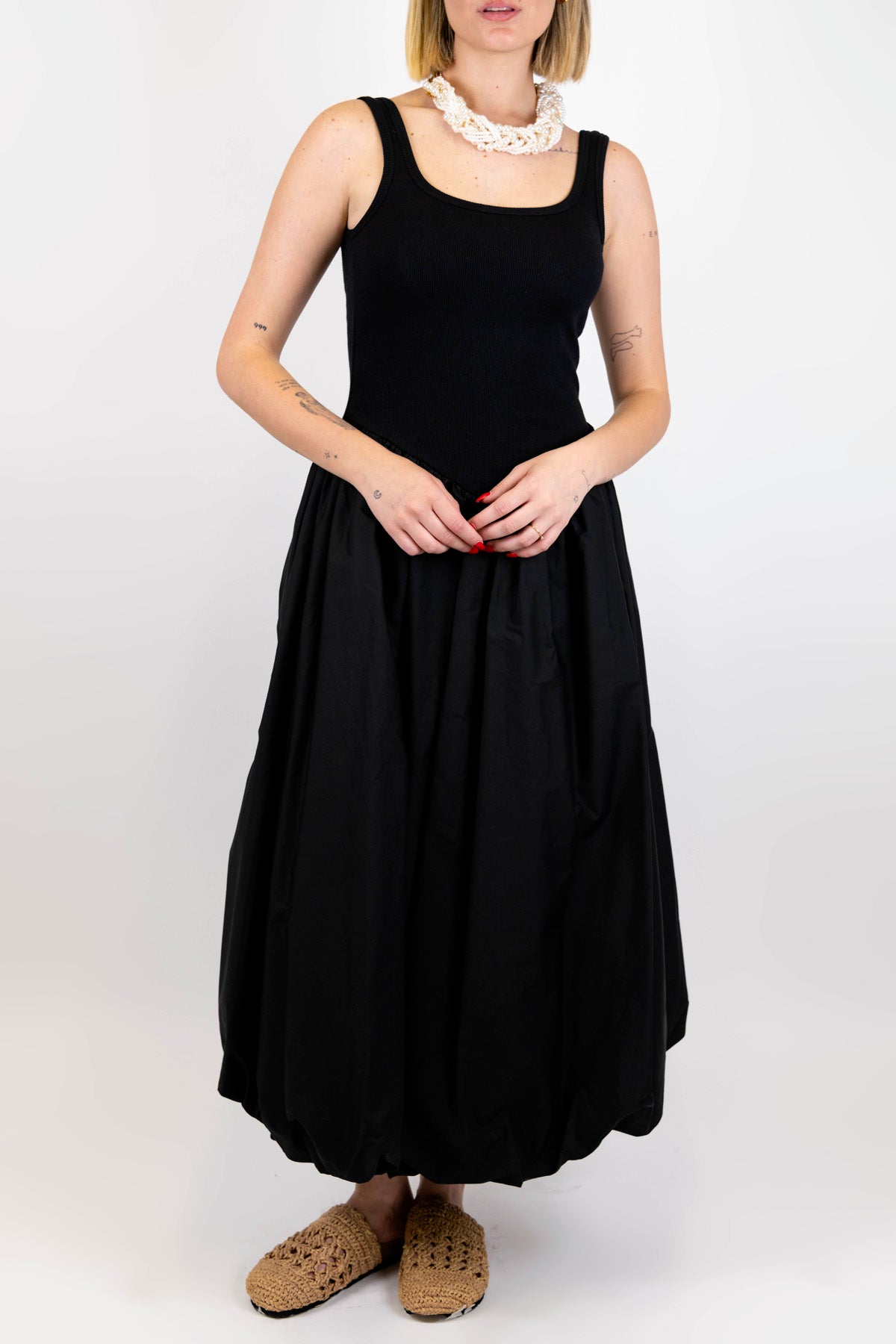 Tensione in - Abito lungo giromaniche con scollo sul retro e collana