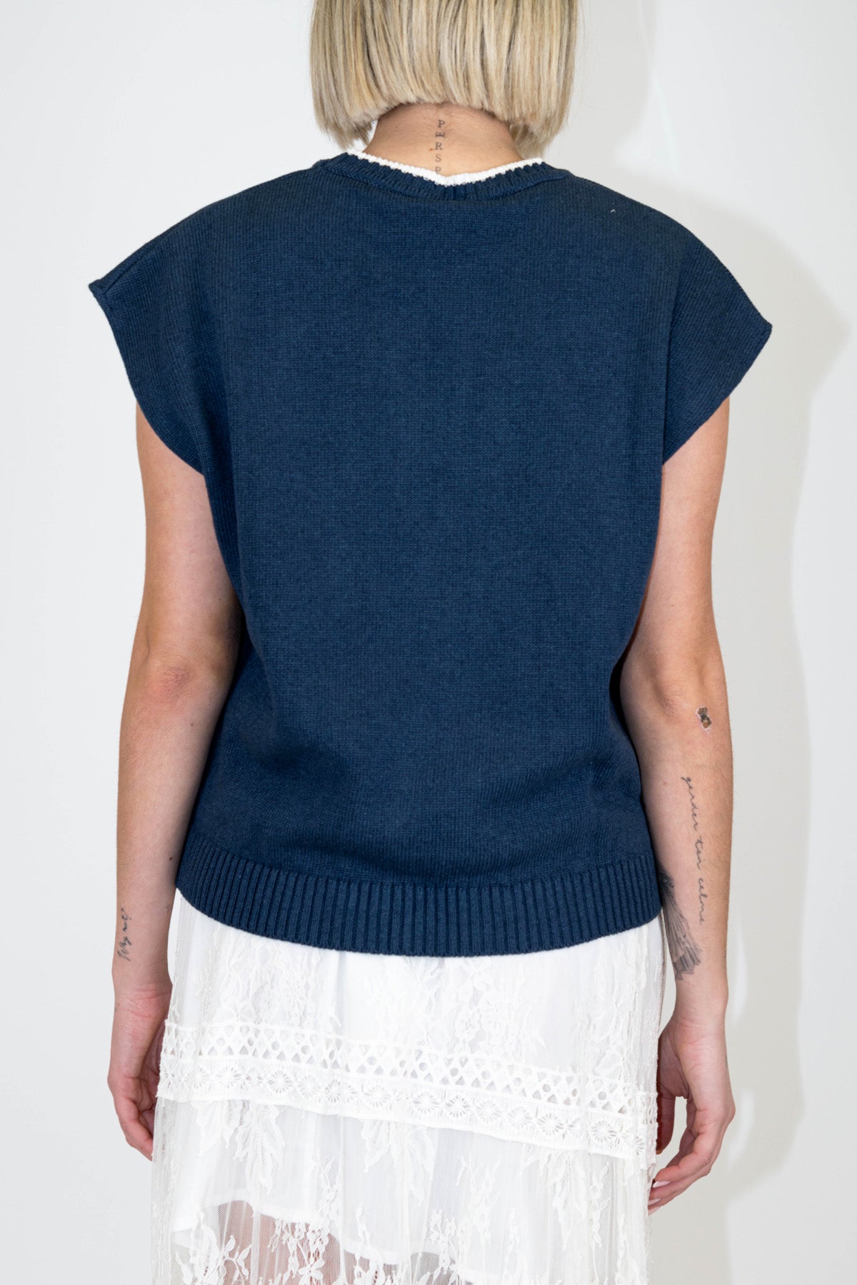 Tensione in - Maglia girocollo mezza manica con scritta a contrasto