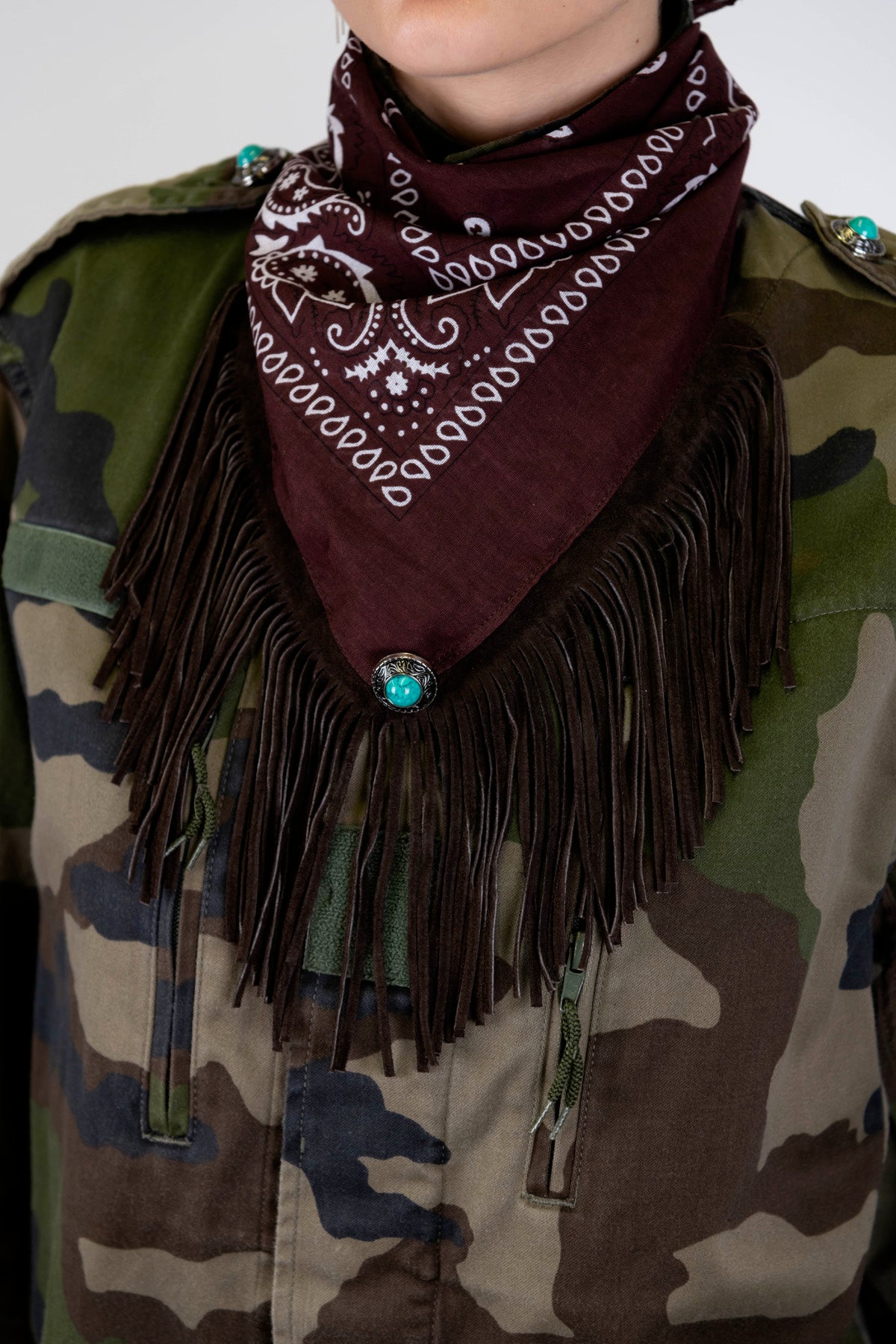 Tensione in - Giacca camouflage in tessuto vintage con bandana decorata con frange