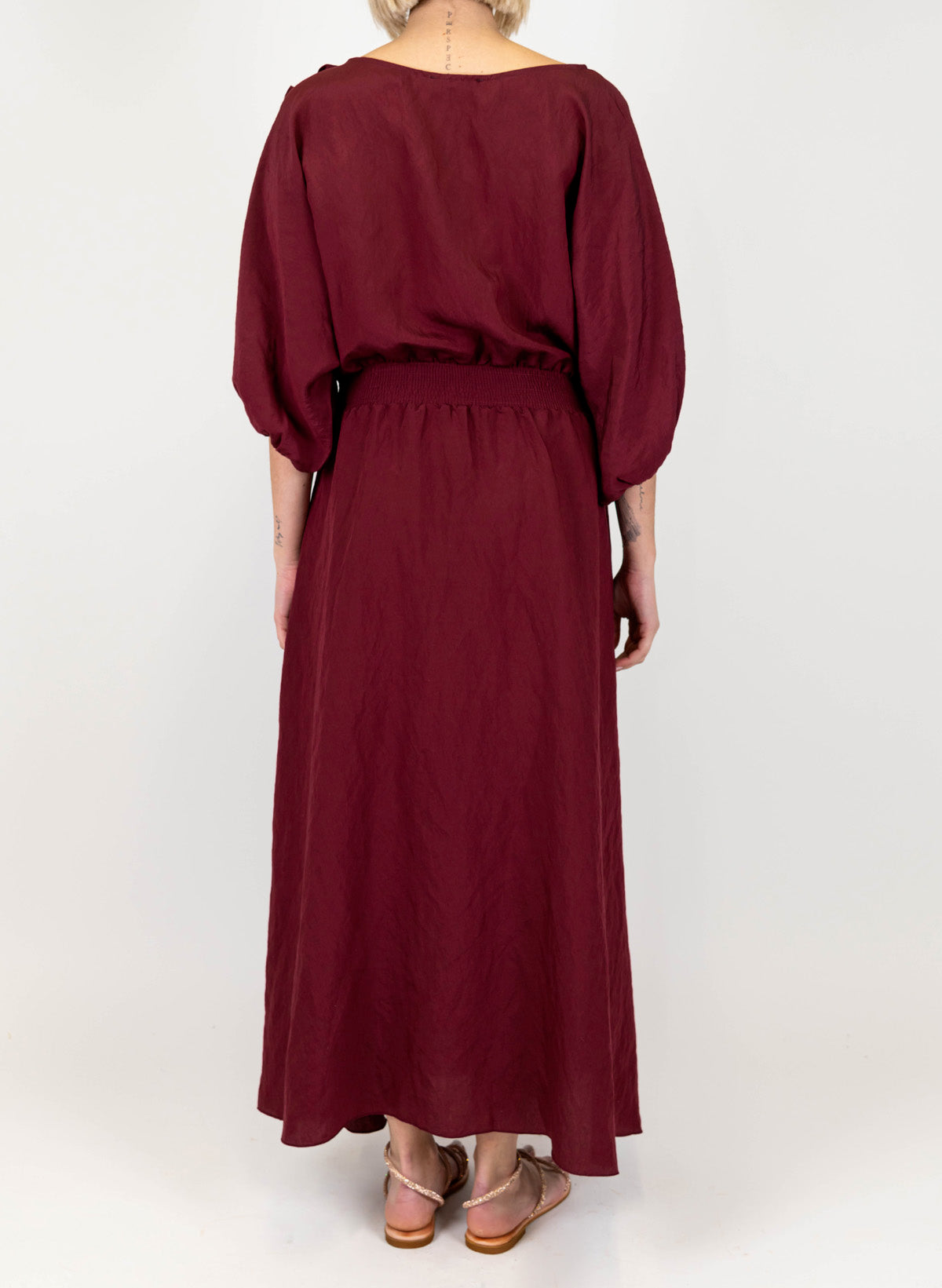 Motel - Abito lungo scollo a barca in modal con spilla fiore e manica tre quarti