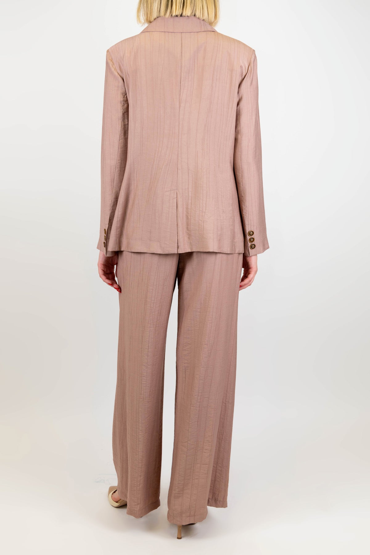 Tensione in - Tailleur in viscosa leggera con giacca monopetto e pantalone palazzo con elastico sul retro