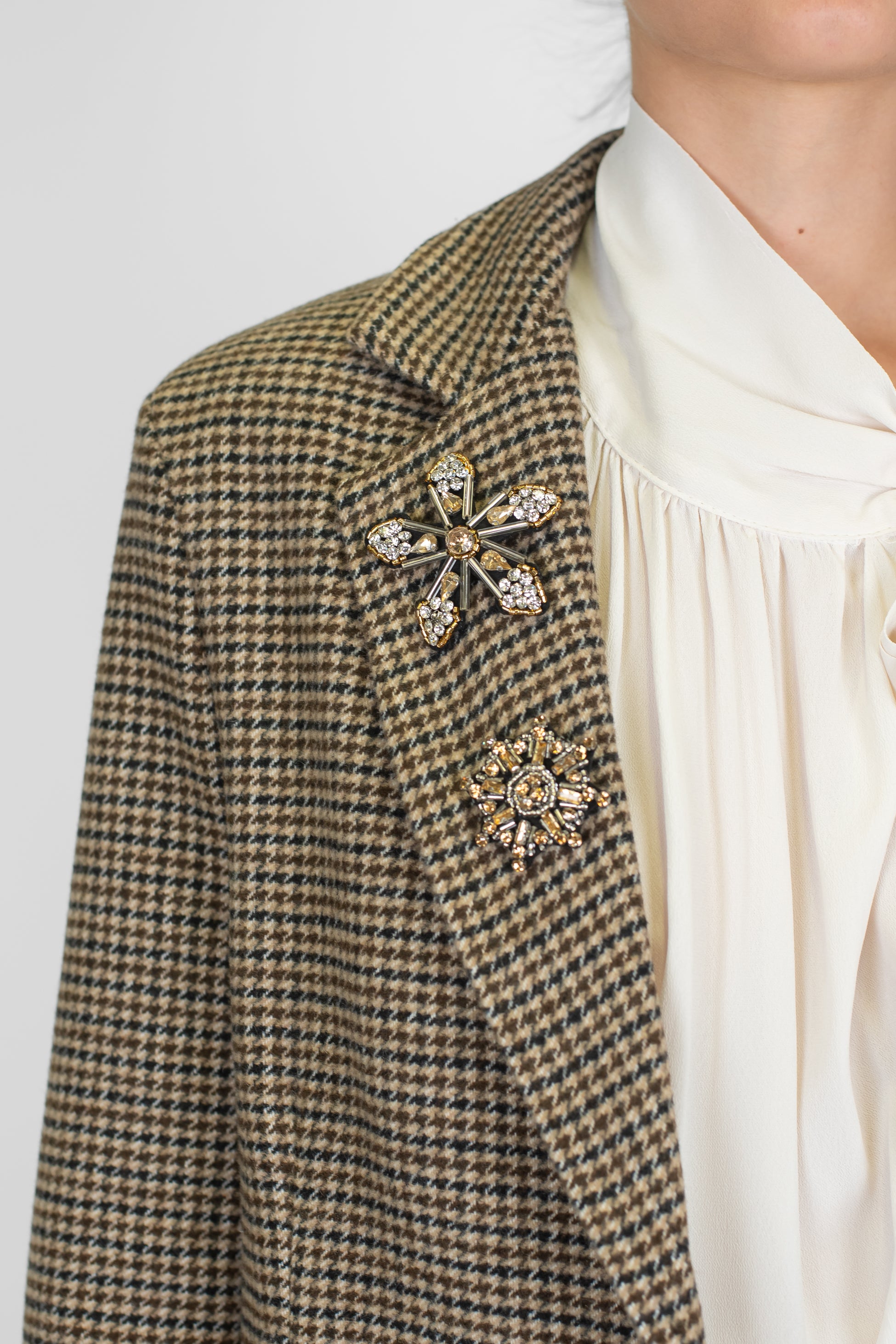 Tensione in - Giacca monopetto fantasia pied de poule in misto lana con spille gioiello