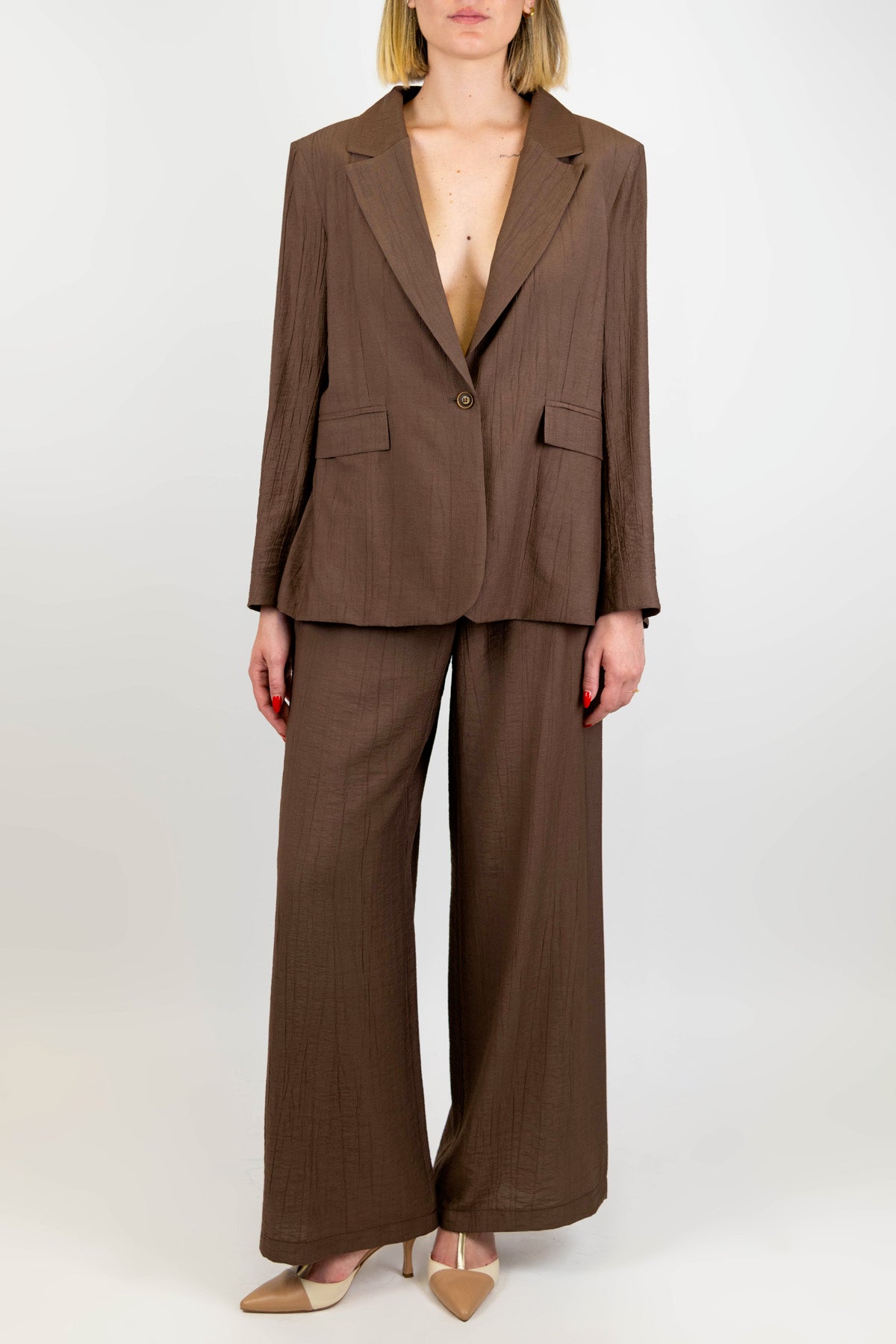 Tensione in - Tailleur in viscosa leggera con giacca monopetto e pantalone palazzo con elastico sul retro