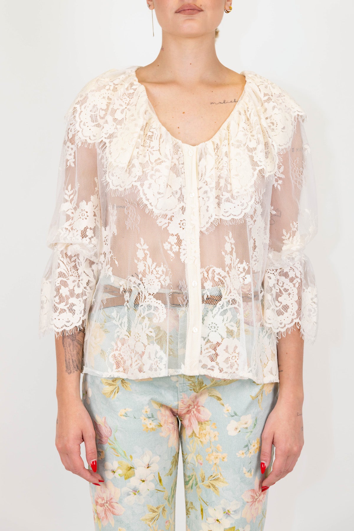 Tensione in - Camicia in pizzo con rouches e scollo a V