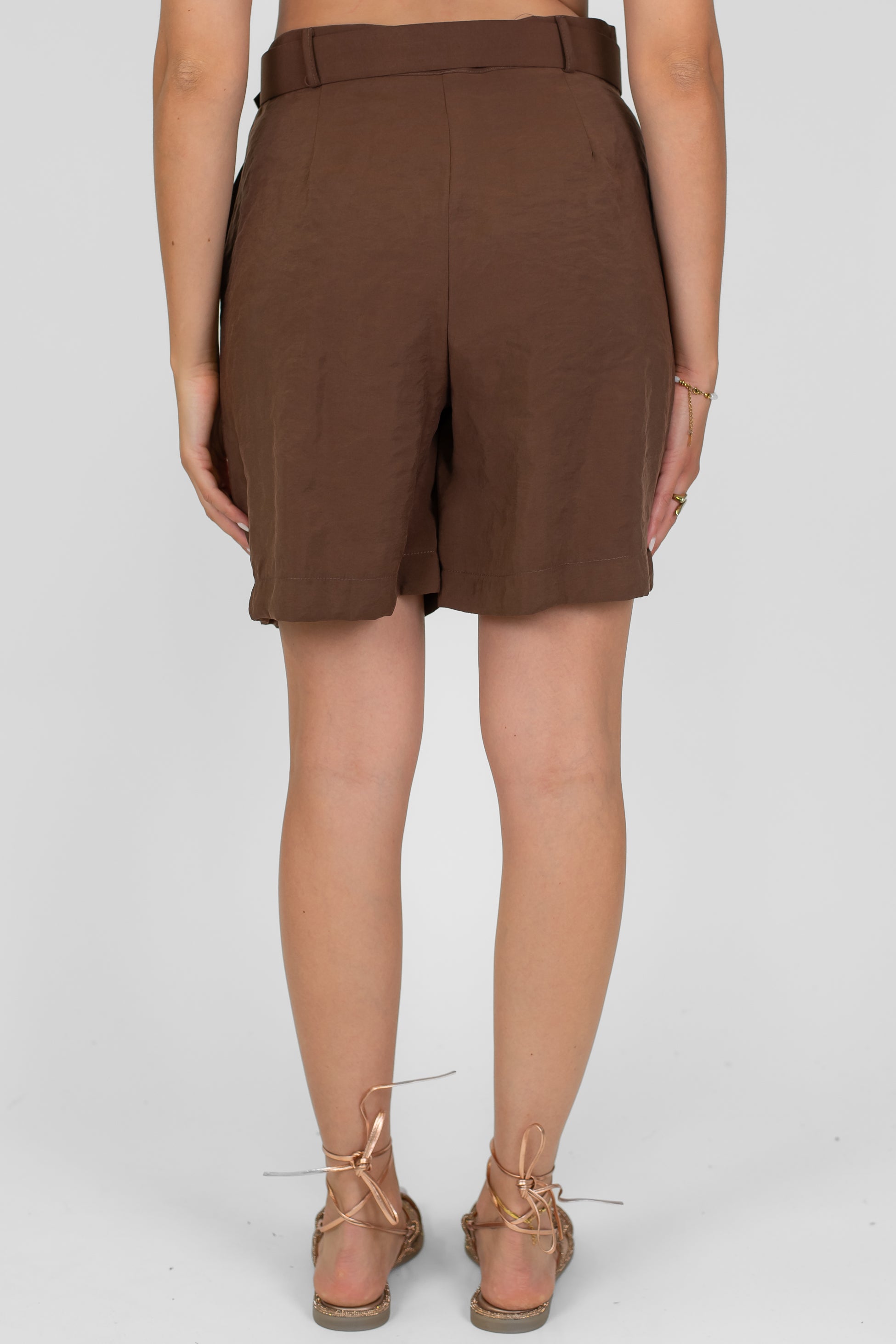 Tensione in - Bermuda in modal con pinces e cintura in tessuto