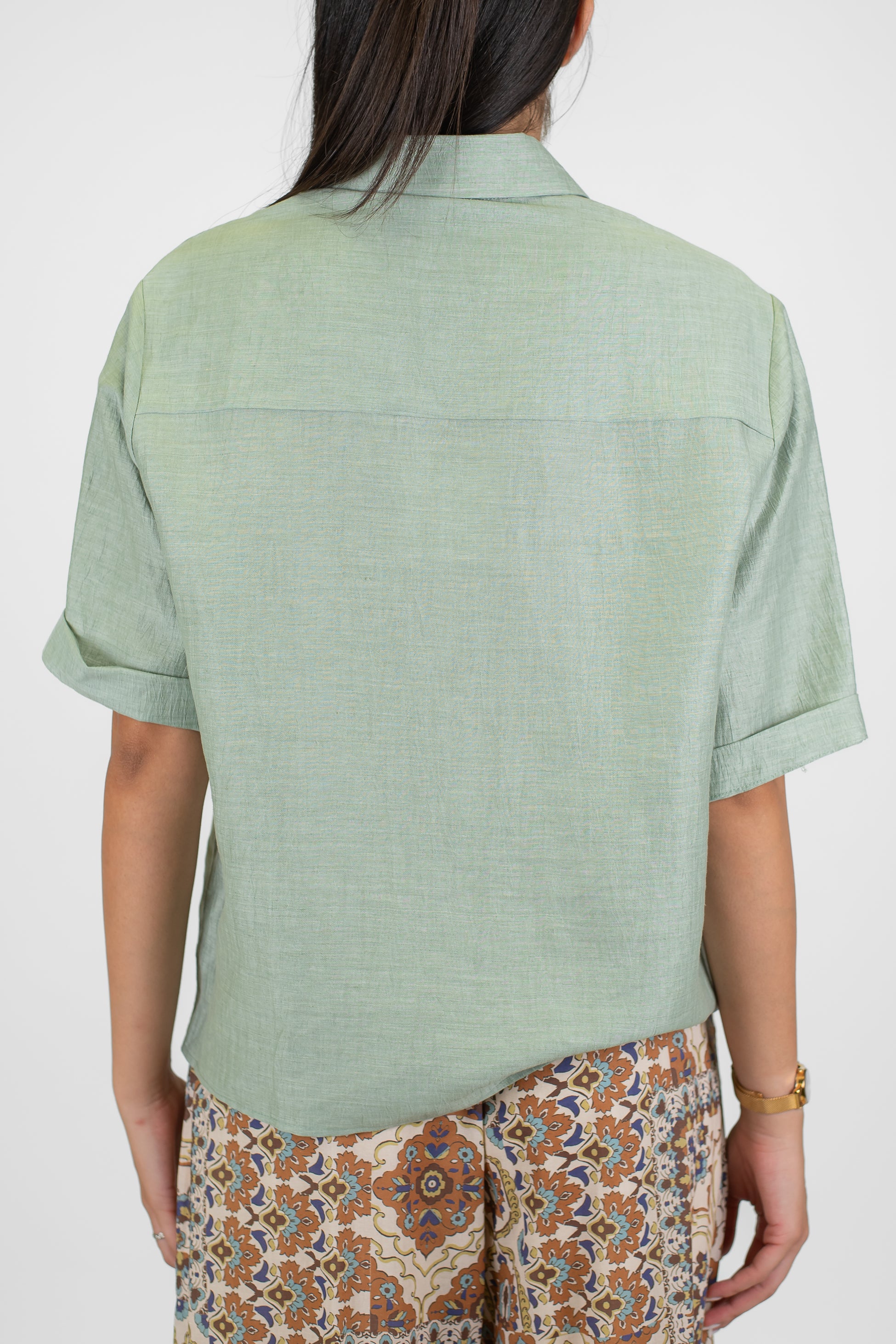 Tensione in - Camicia mezzamanica in lino con tasconi avanti