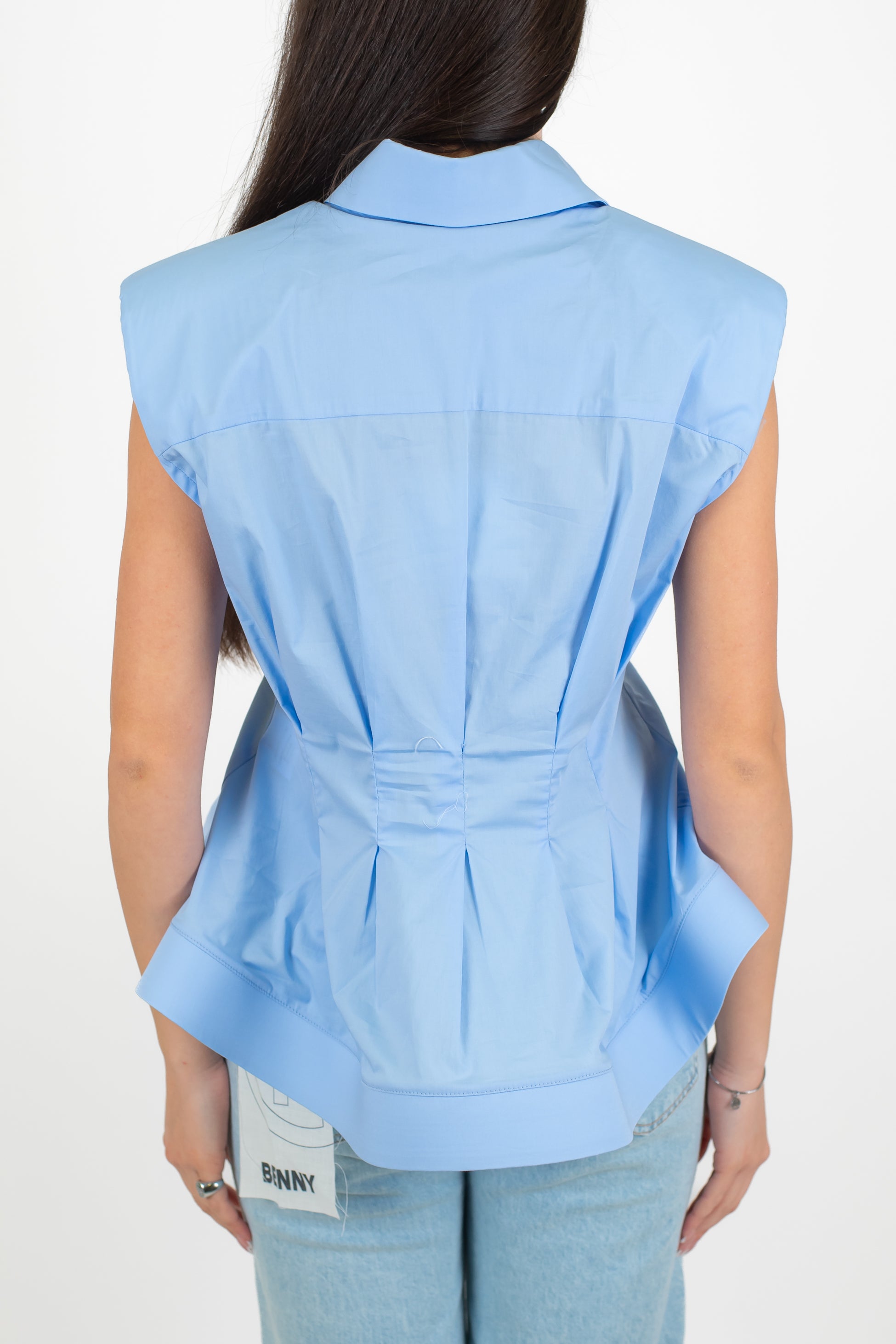 Tensione in - Camicia giromaniche sfiancata con pinces