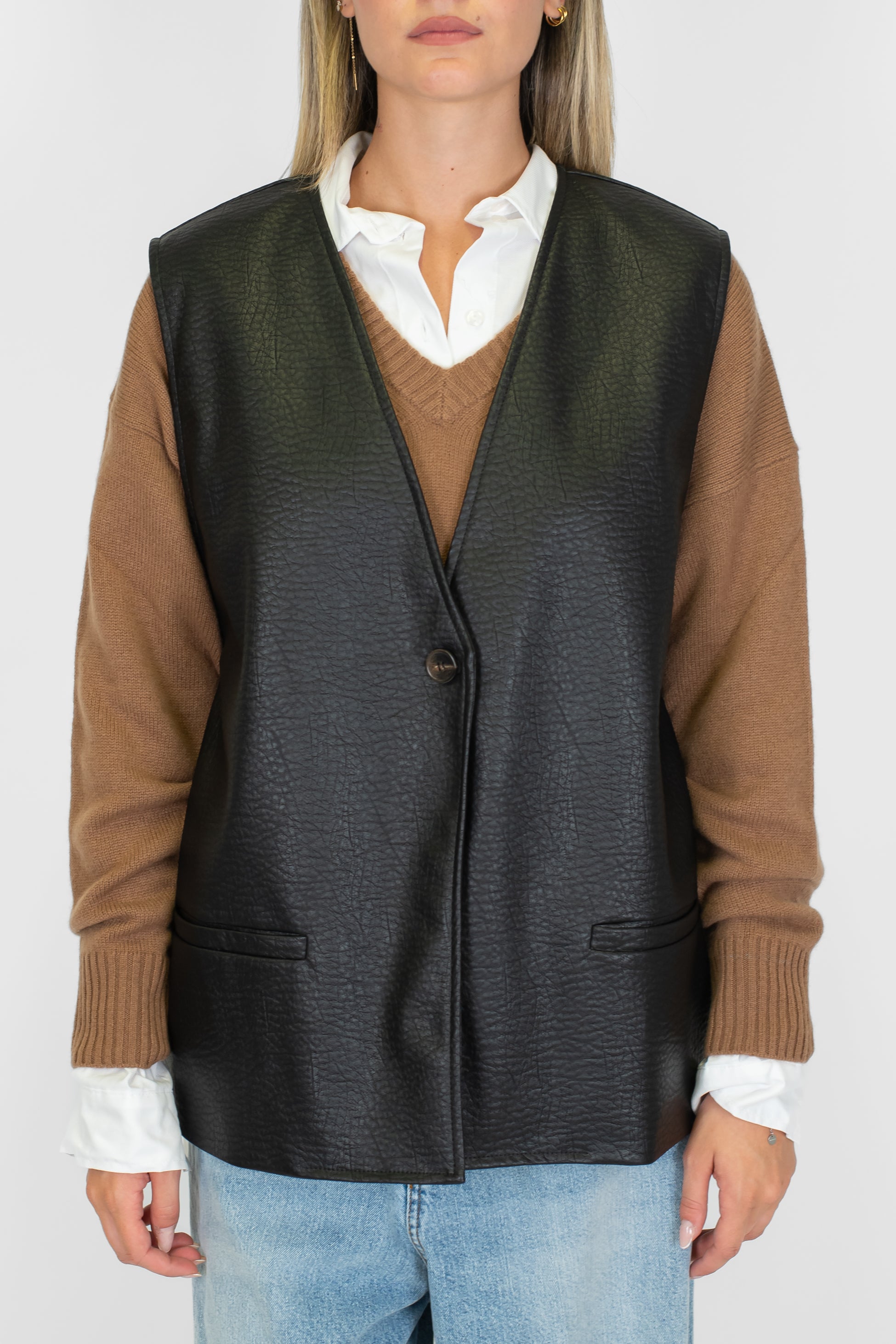 Tensione in - Gilet lungo in ecopelle martellata con chiusura ad un bottone