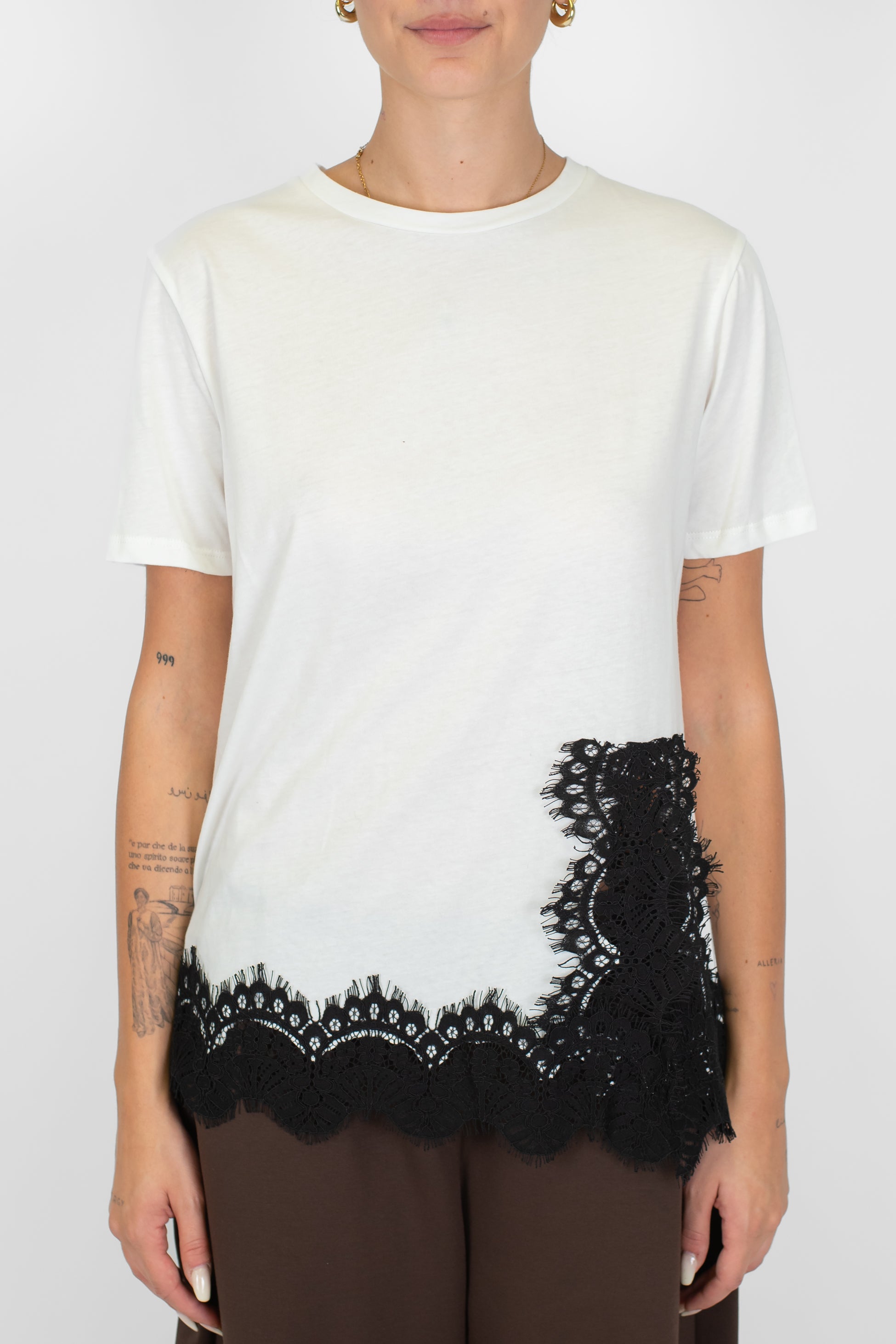 Tensione in - T-shirt con spacco e orlo in pizzo tono su tono