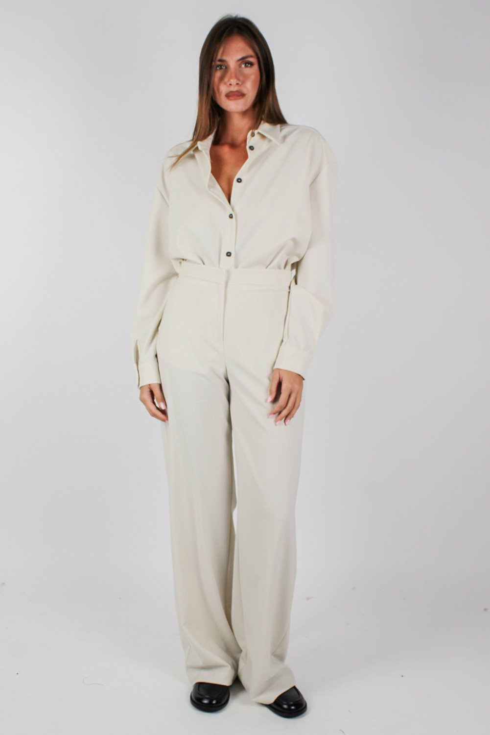 Tensione in - Coordinato tinta unita con camicia e pantalone palazzo