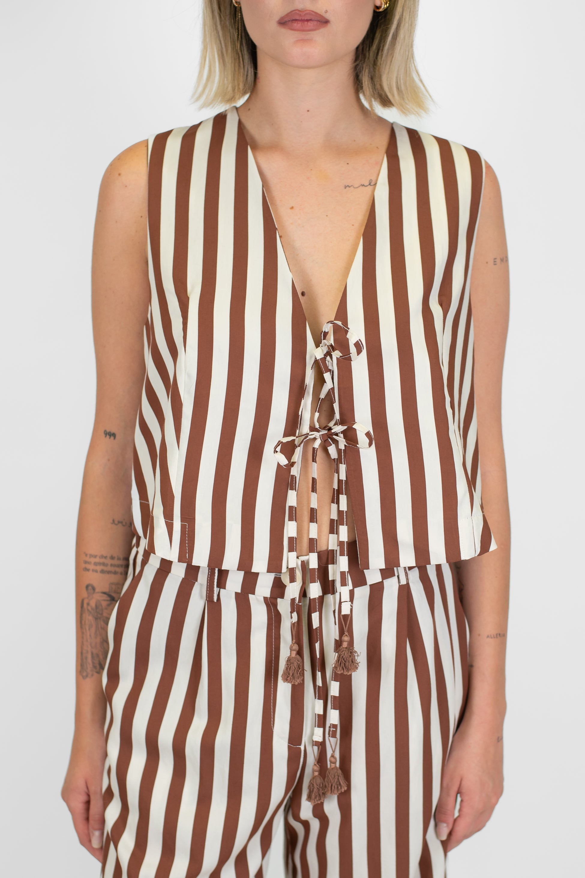 Motel - Gilet fantasia a righe in viscosa leggera con chiusura laccetti