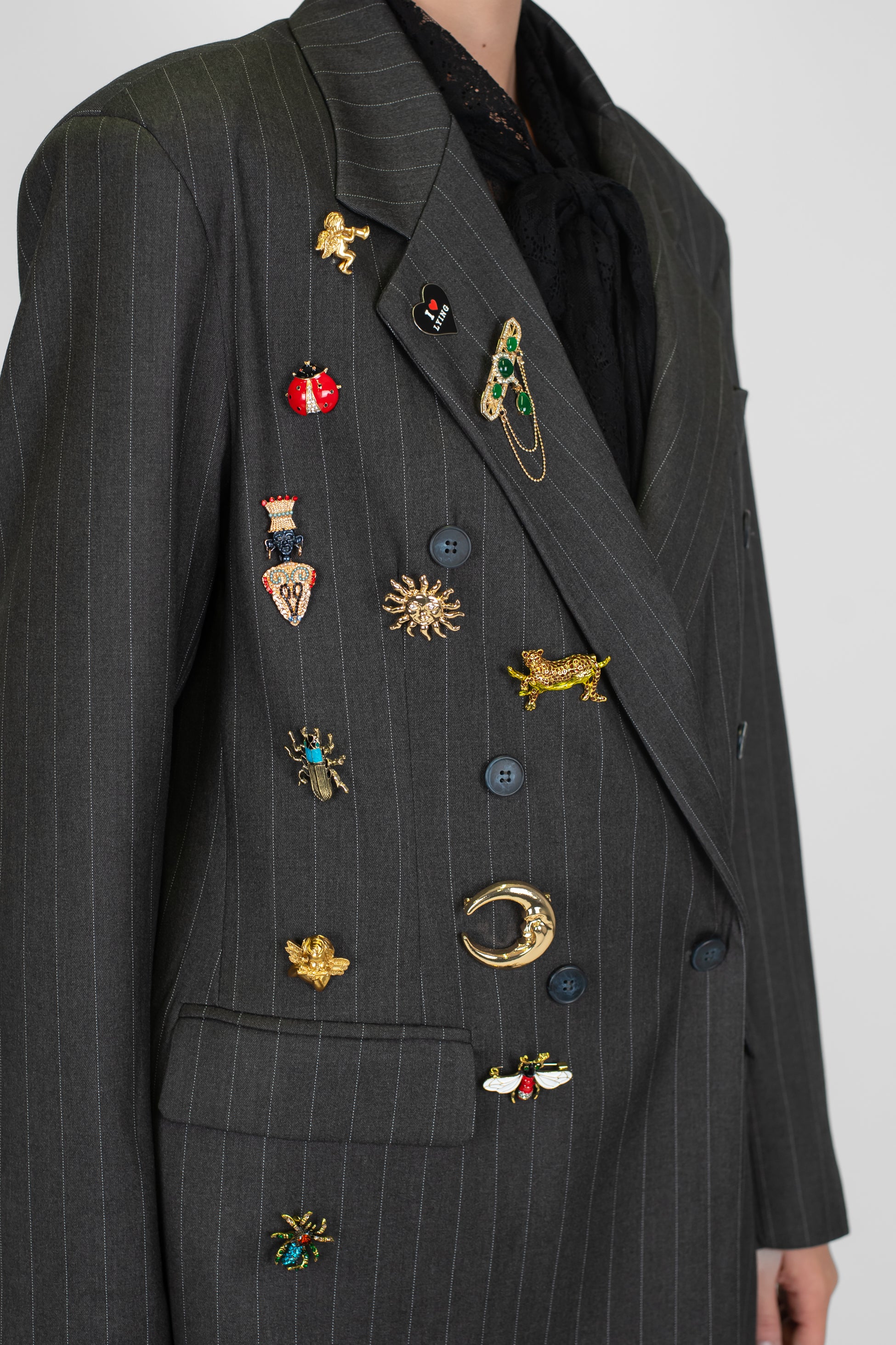 Tensione in - Blazer doppiopetto gessato con spille sul lato