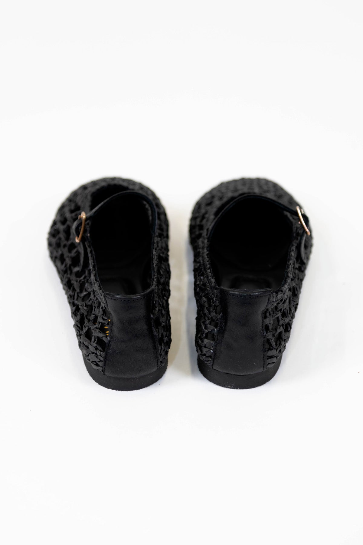 Ovyé - Ballerina in rafia traforata con cinturino in pelle