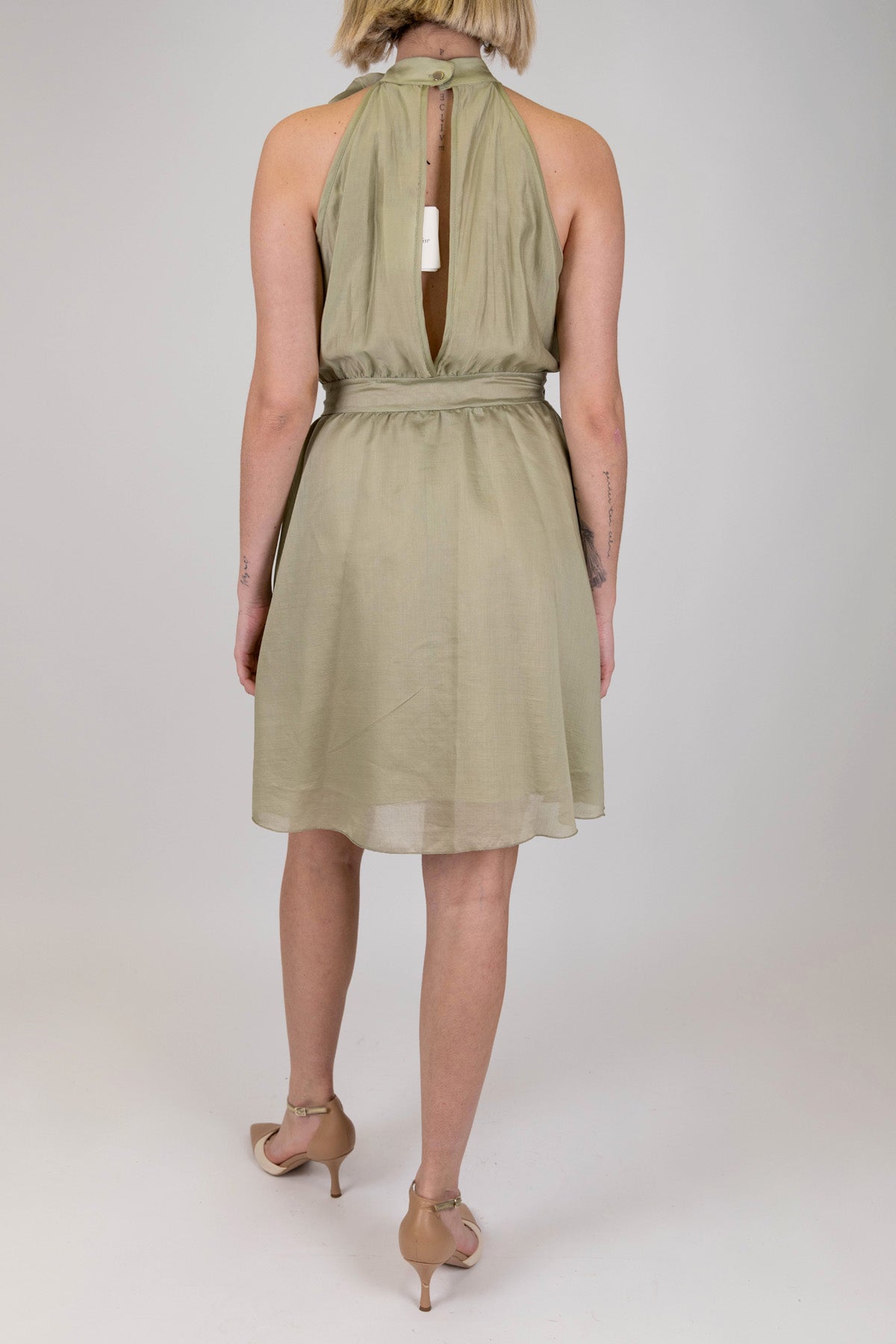 Tensione in - Abito corto in lyocell con allaccio con fiore e cintura in tessuto