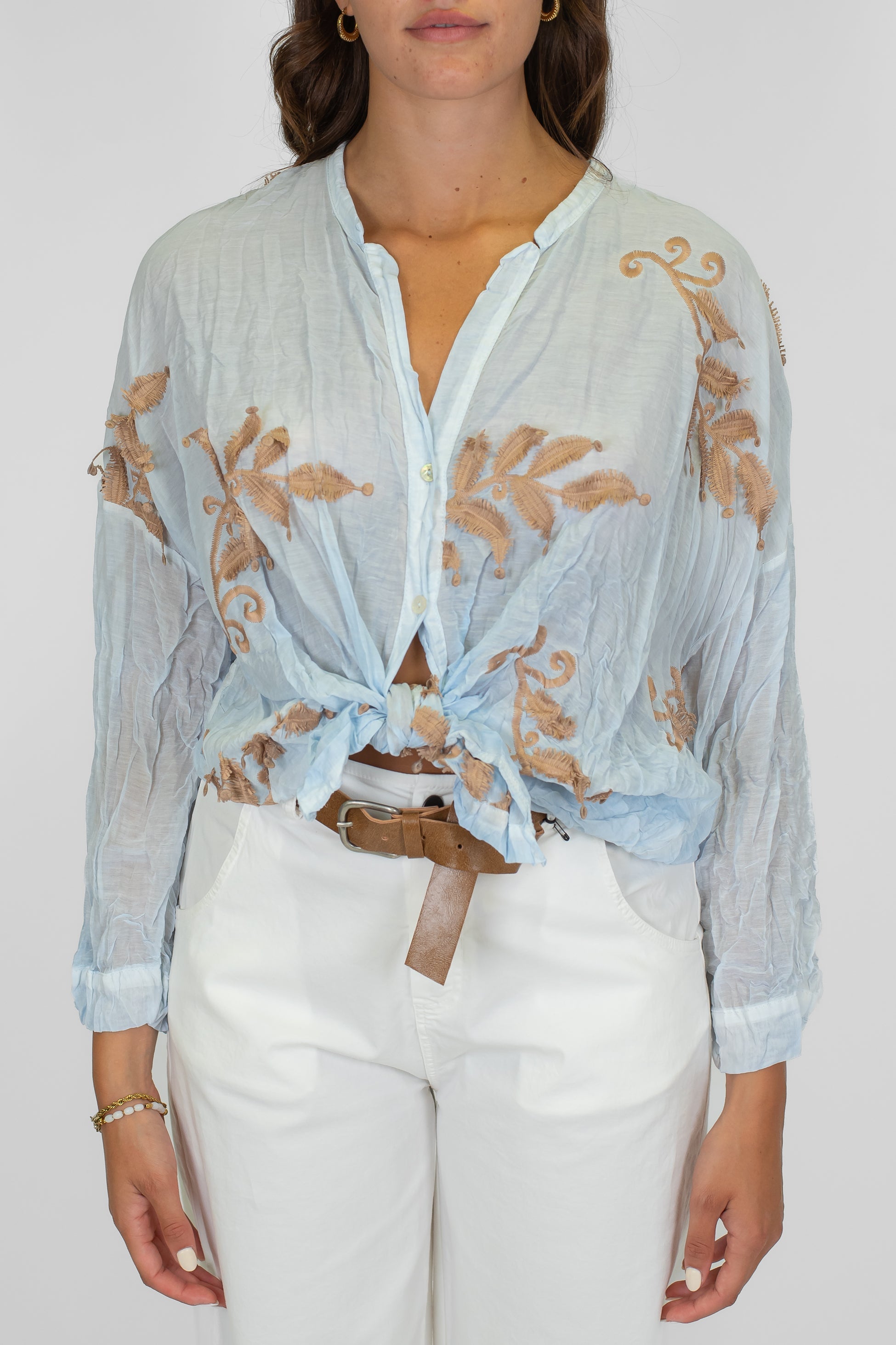 Tensione in - Camicia in misto seta con ricami a contrasto e collo coreano