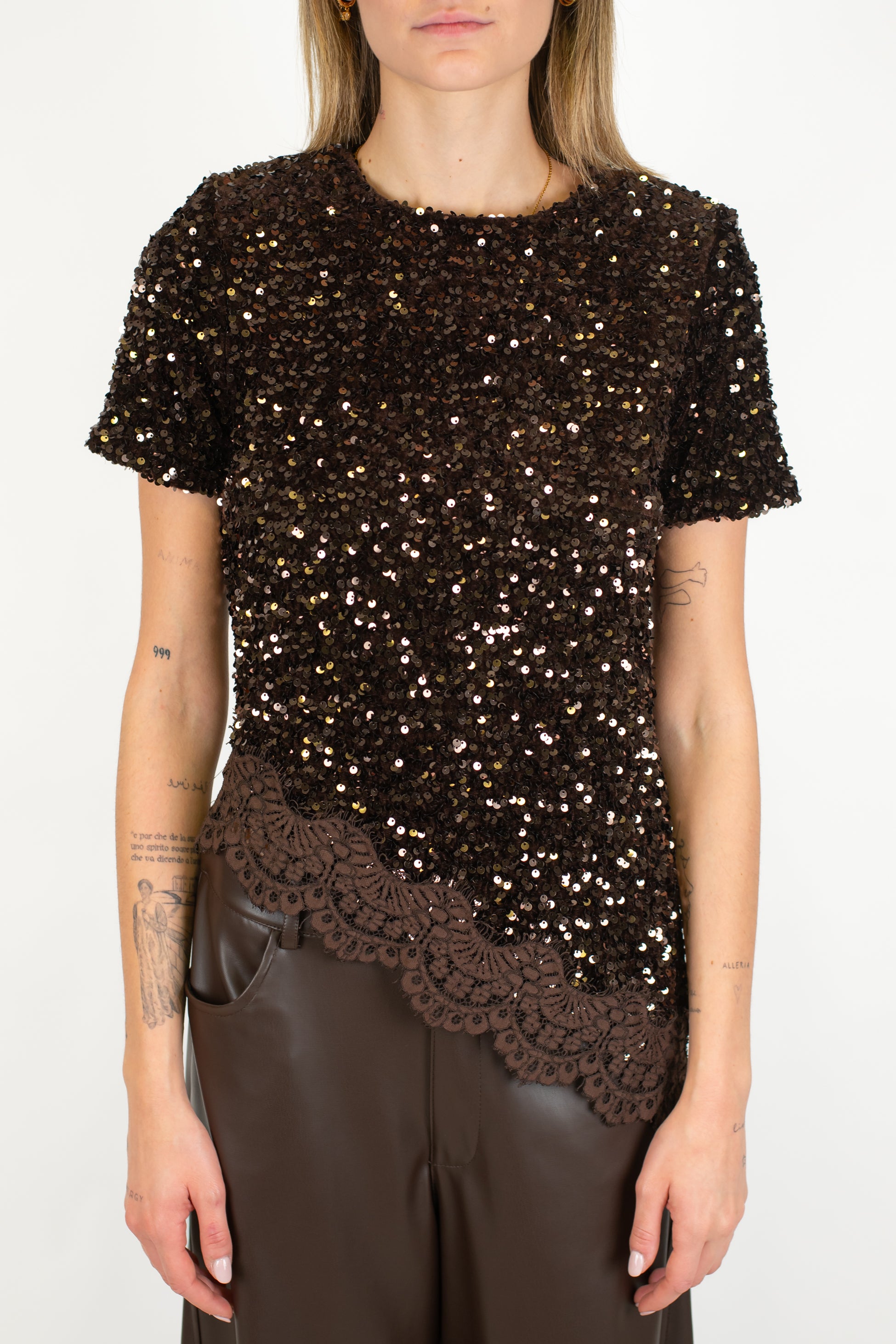 Motel - T-shirt paillettes con fondo asimmetrico in pizzo e bottoncino sul retro