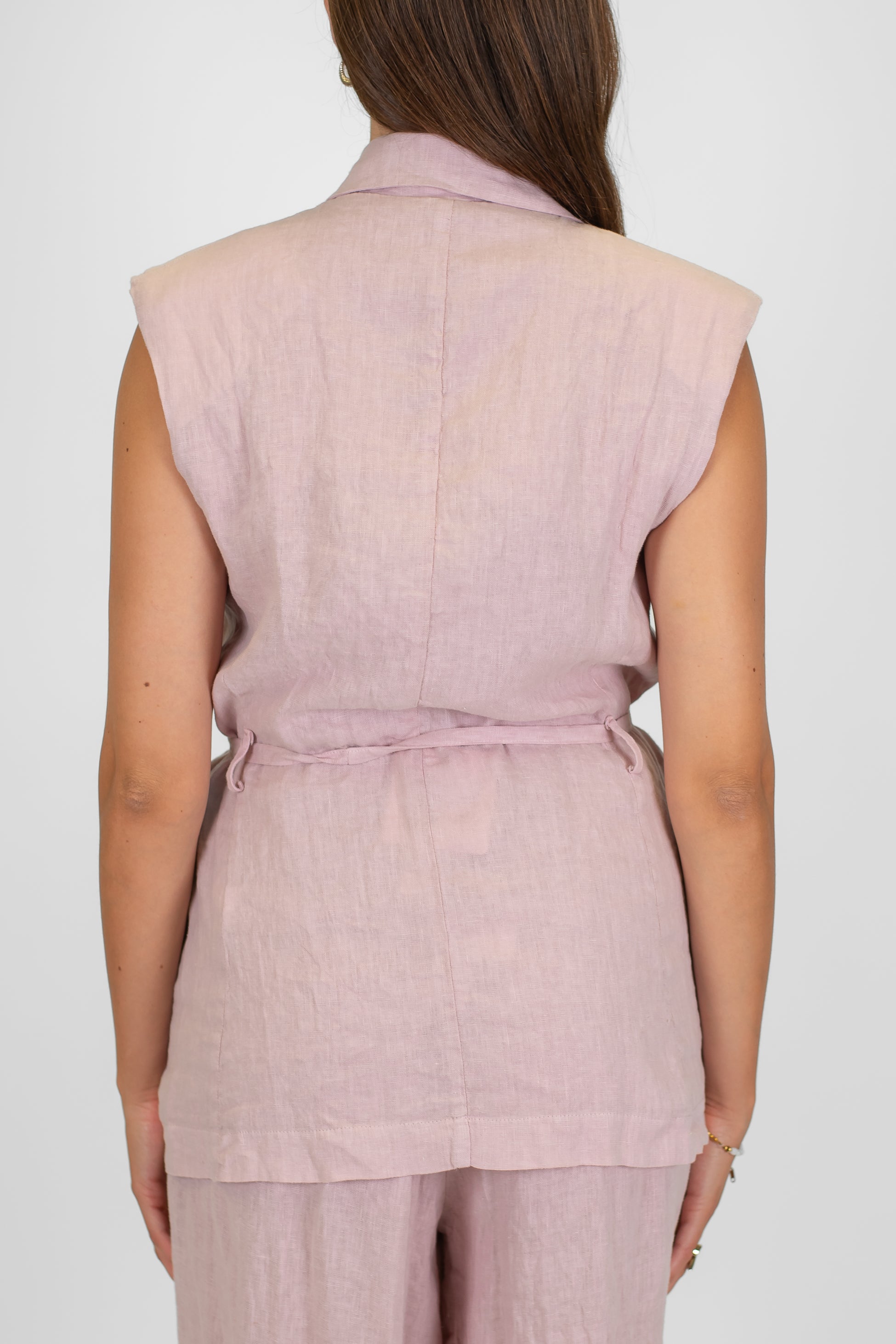 Tensione in - Giacca giromaniche in puro lino con spilla fiore e cintura in tessuto