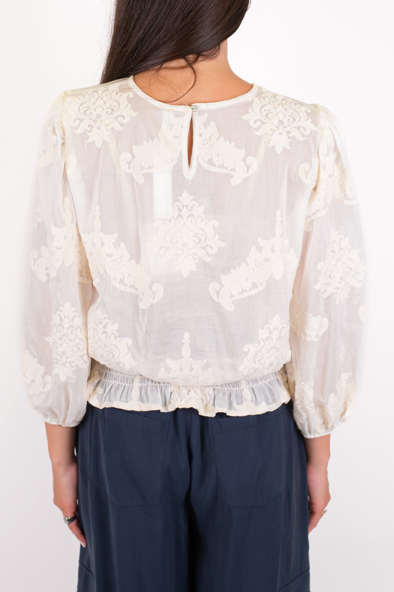 Tensione in - Blusa in misto seta con ricami tono su tono e manica tre quarti a sbuffo