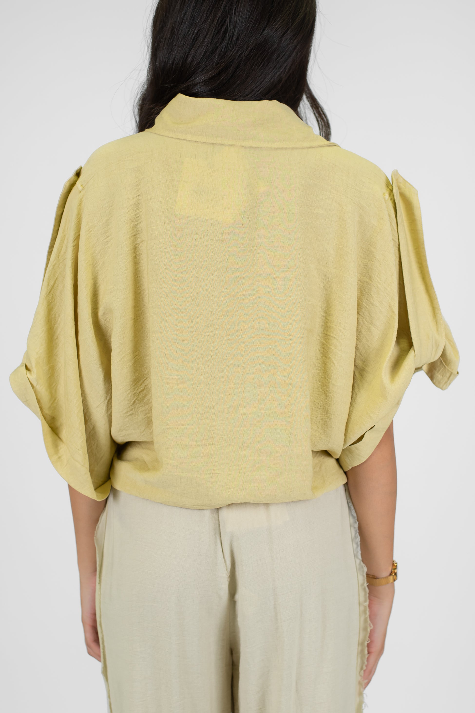 Tensione in - Camicia in viscosa leggera con rever ampio a lancia e nodo sul fondo