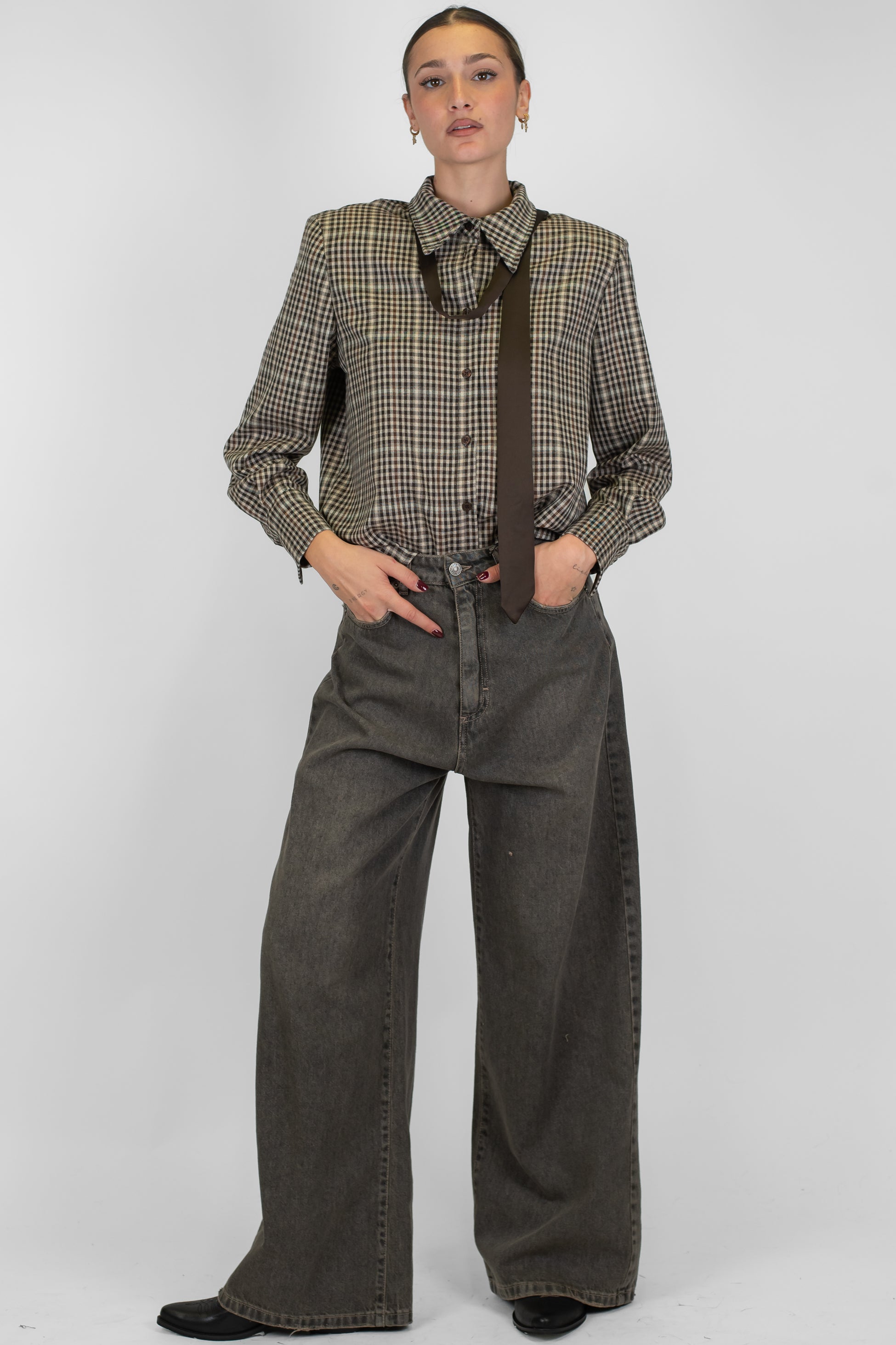 Tensione in -Jeans palazzo modello Giusi lavaggio sabbiato scuro