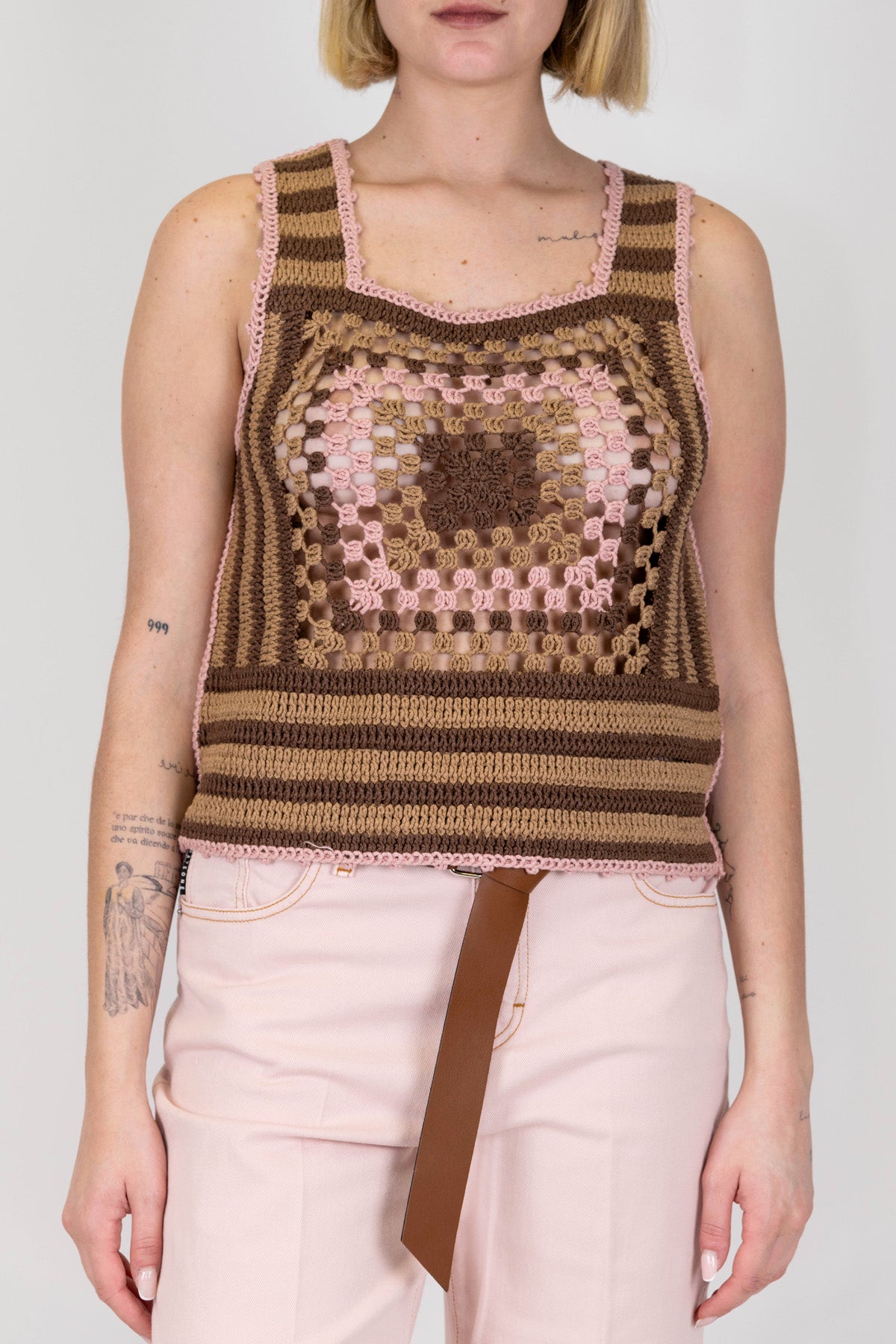 Tensione in - Top crochet a righe con colori a contrasto