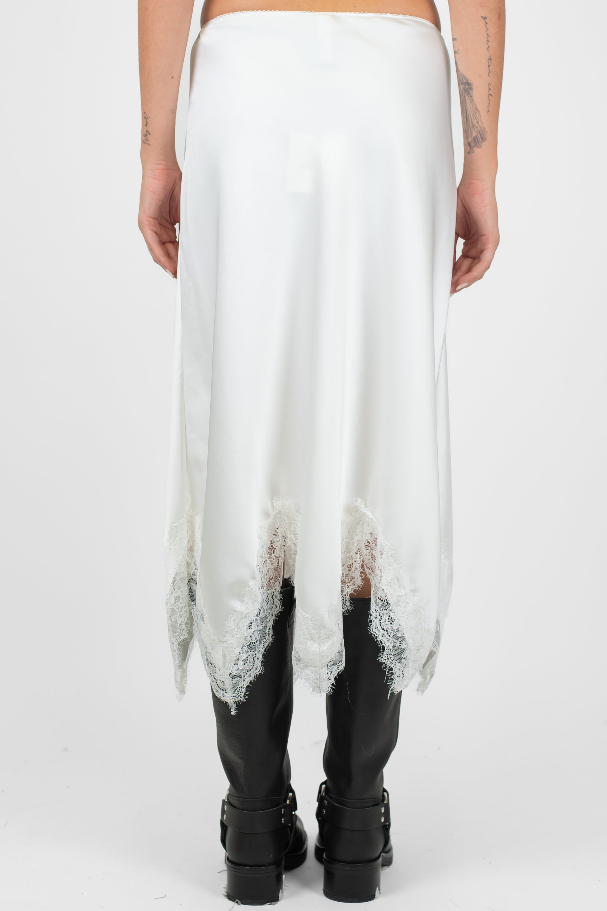 Tensione in - Gonna in satin con punte in pizzo