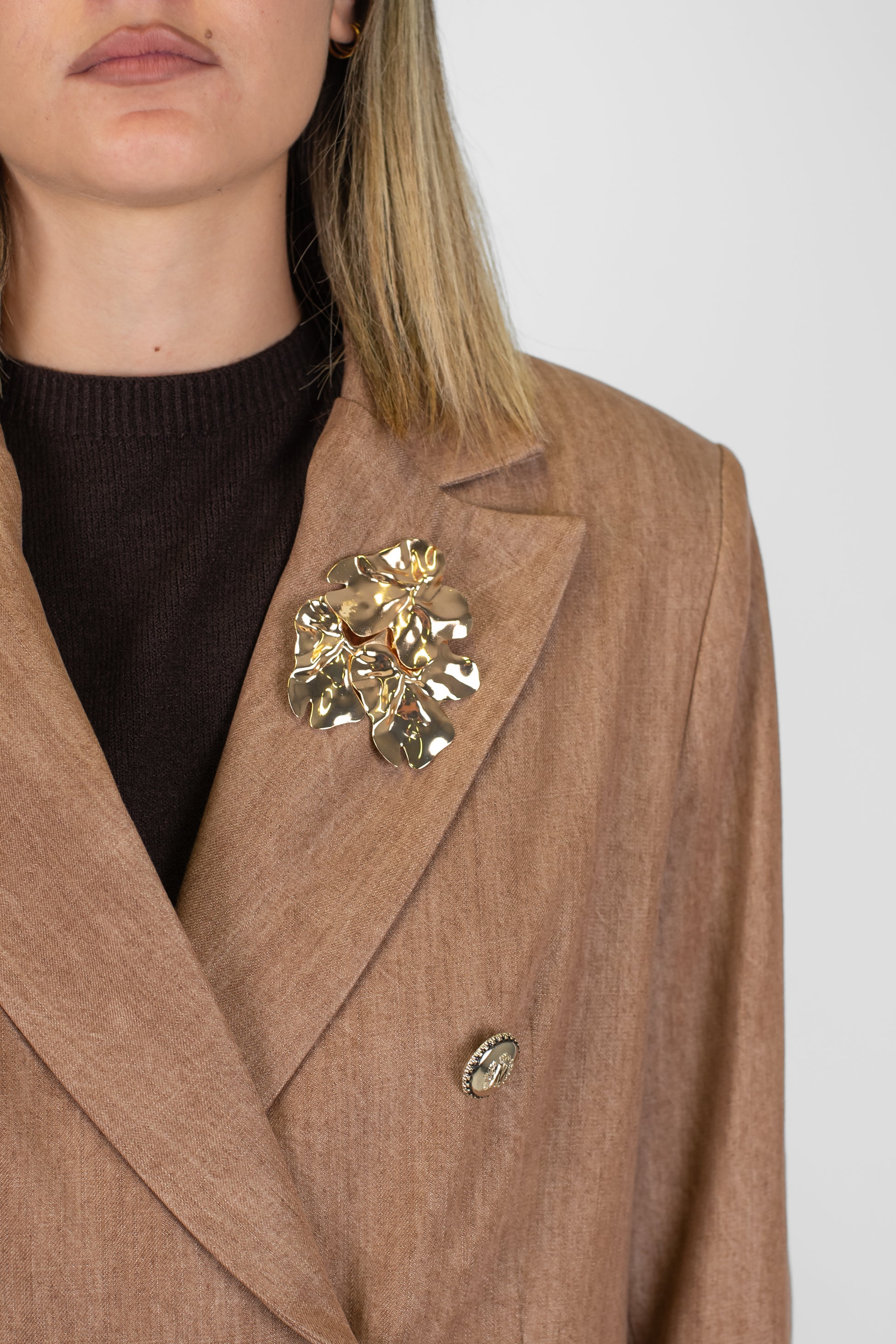 Maryley - Giacca doppiopetto in lyocell con bottoni gioiello e spilla