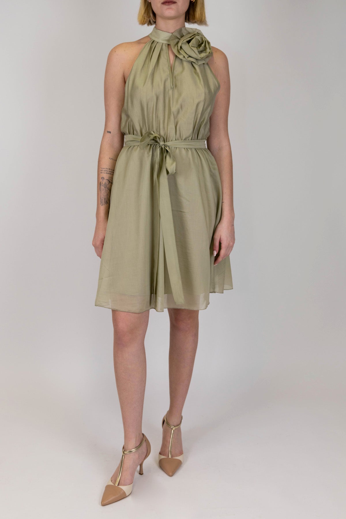 Tensione in - Abito corto in lyocell con allaccio con fiore e cintura in tessuto